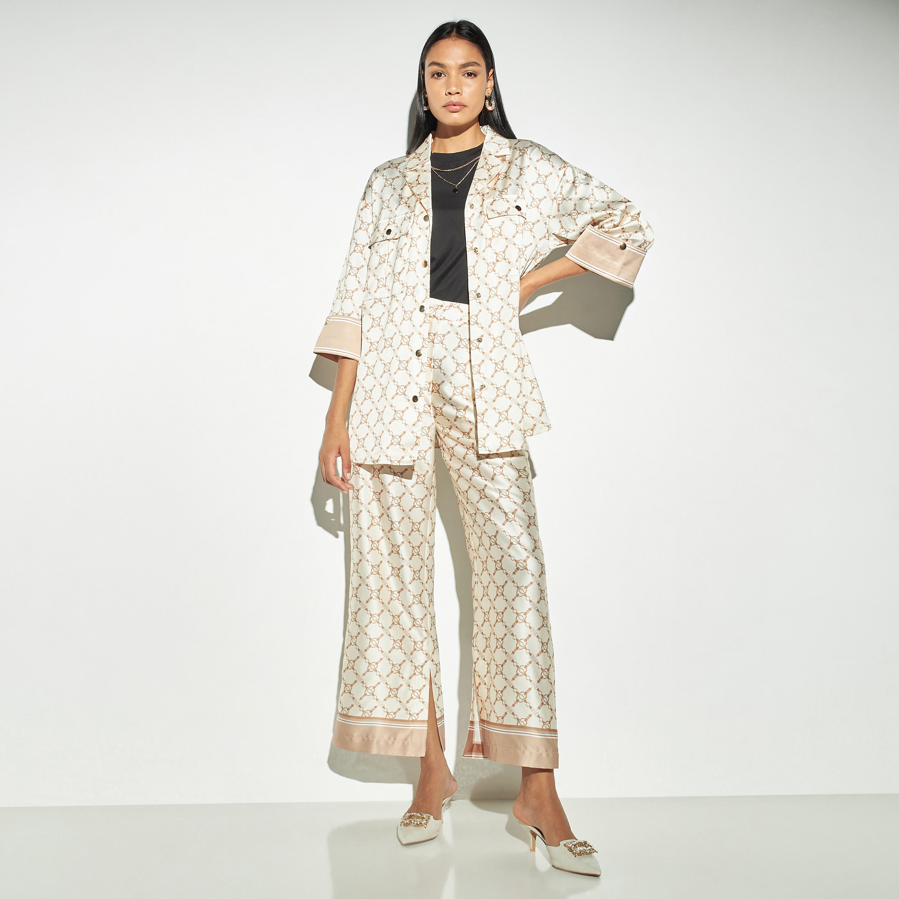 بنطلون بأرجل واسعة وخصر مطاطي وطبعات من أيكونيك-women-clothing-bottoms-trousers-image-2