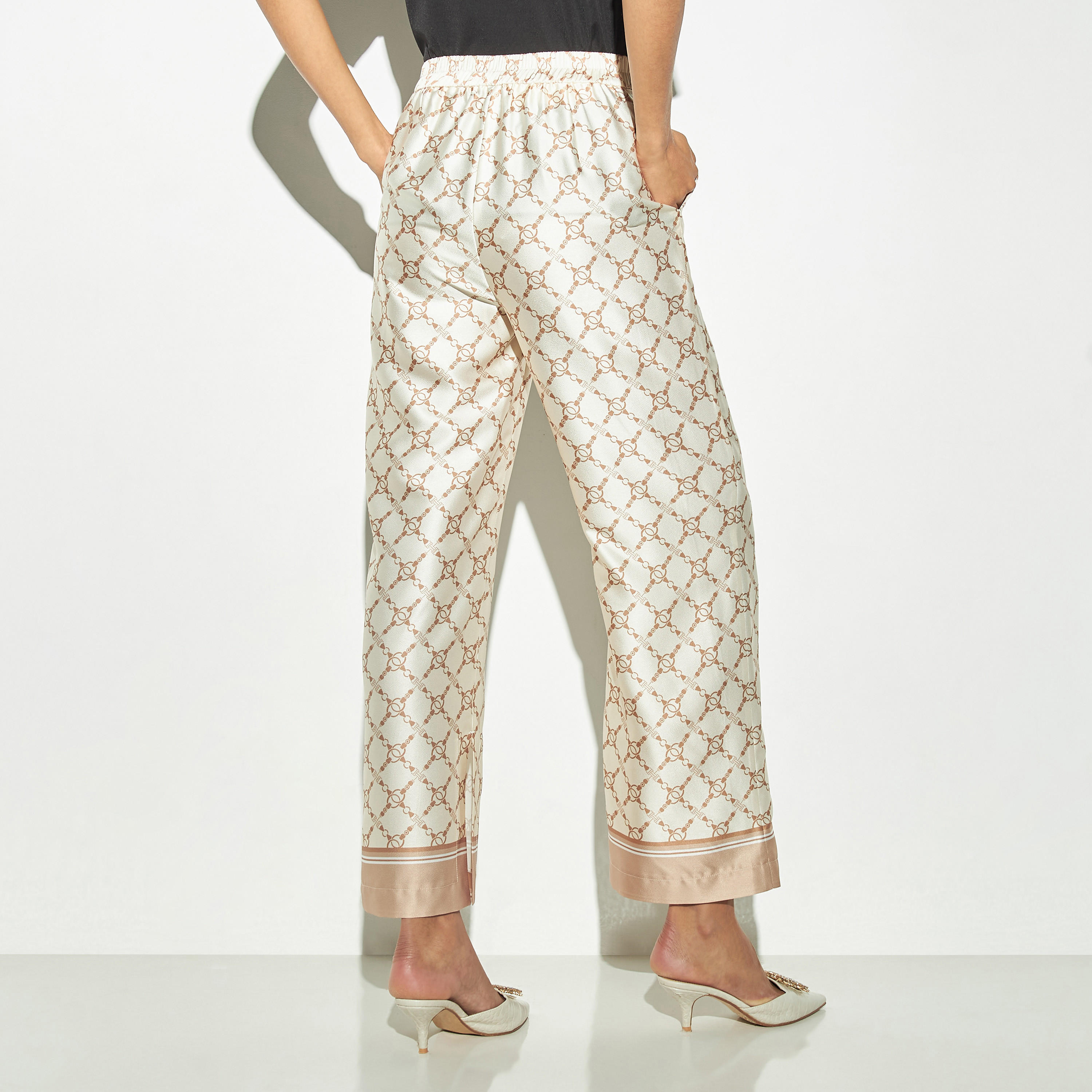 بنطلون بأرجل واسعة وخصر مطاطي وطبعات من أيكونيك-women-clothing-bottoms-trousers-image-3