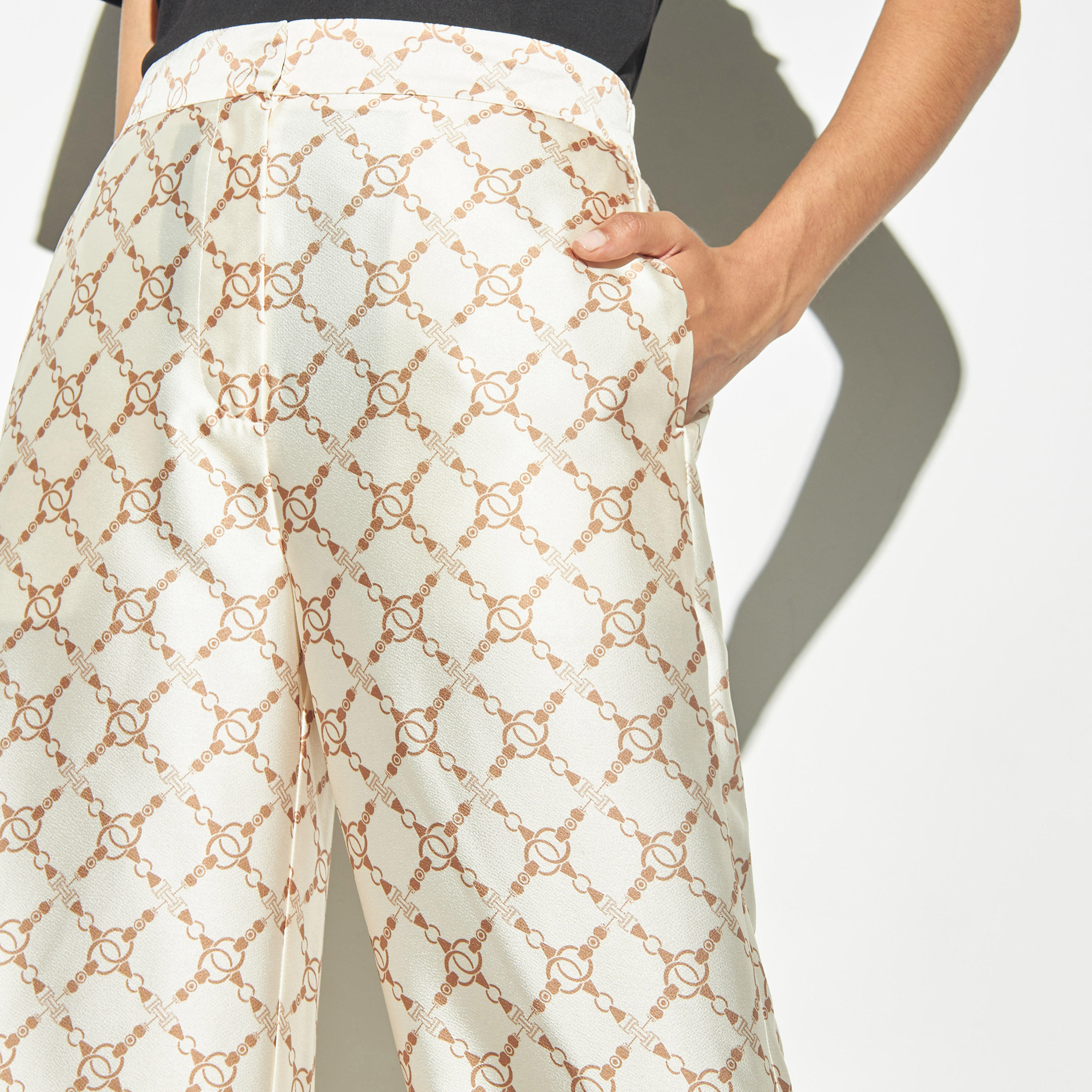 بنطلون بأرجل واسعة وخصر مطاطي وطبعات من أيكونيك-women-clothing-bottoms-trousers-image-4