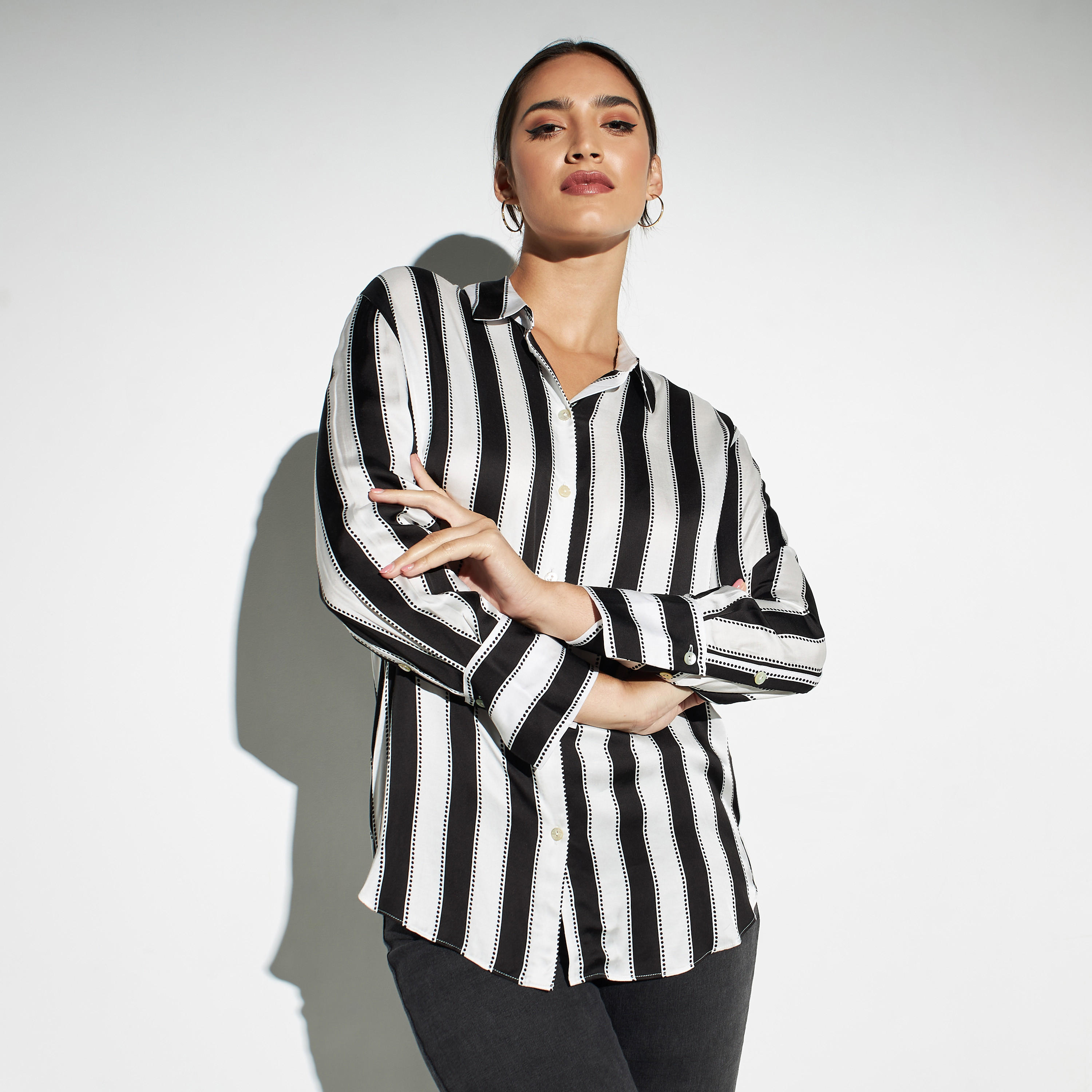 قميص مقلّم فضفاض بأكمام طويلة من آيكونيك-women-clothing-shirtsandblouses-shirts-image-1