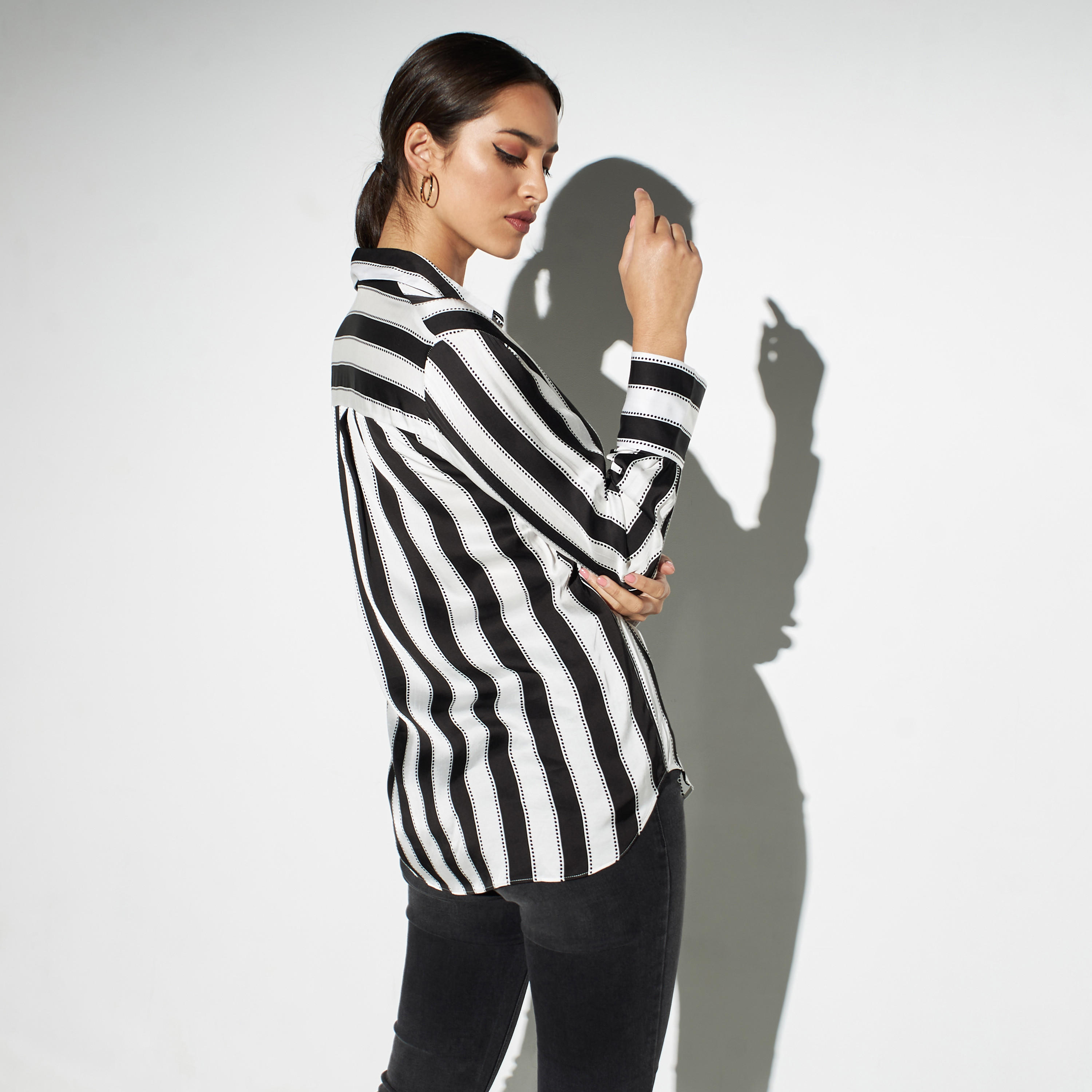 قميص مقلّم فضفاض بأكمام طويلة من آيكونيك-women-clothing-shirtsandblouses-shirts-image-4