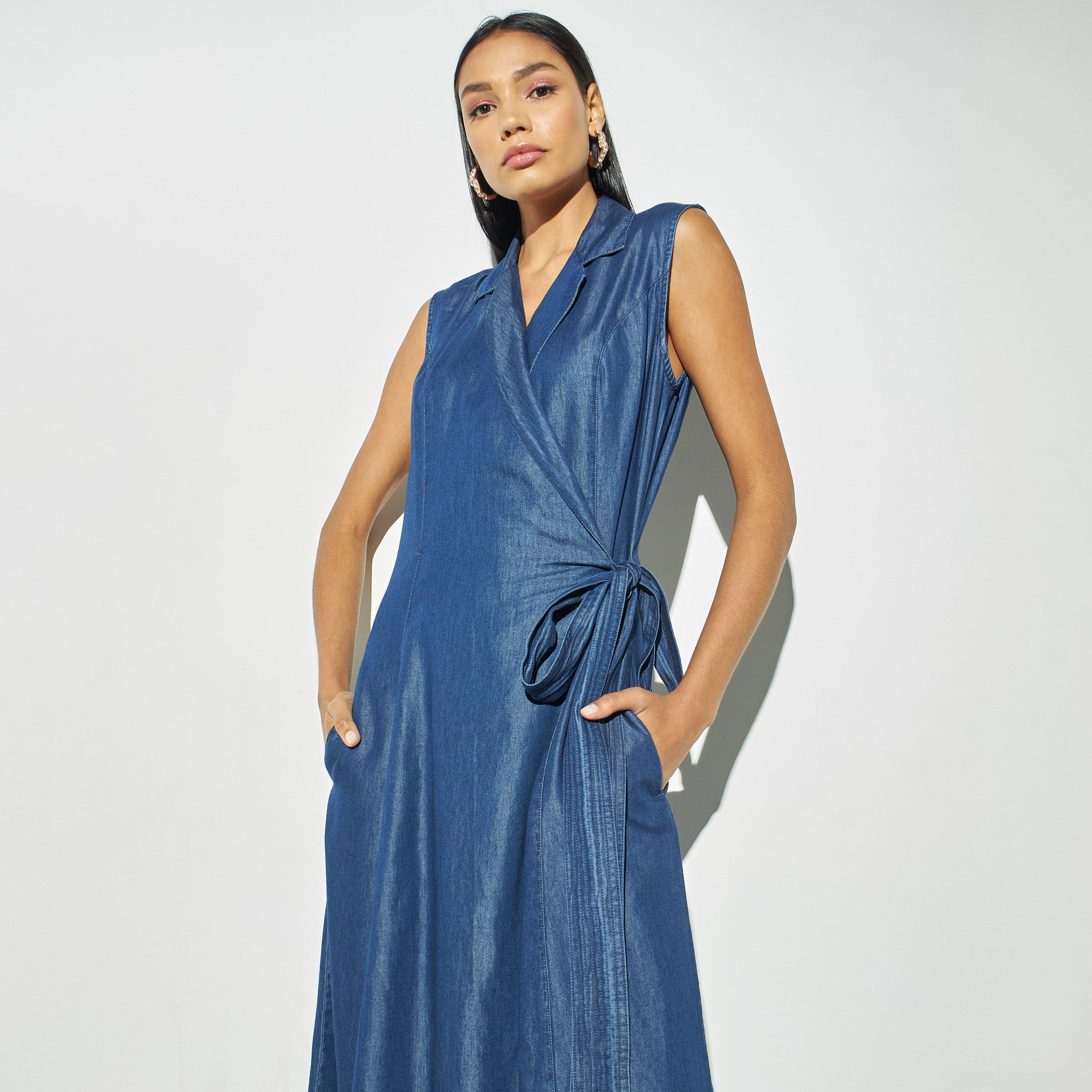 فستان ملفوف سادة بدون أكمام مع أربطة وجيوب من آيكونك-women-clothing-dresses-image-2