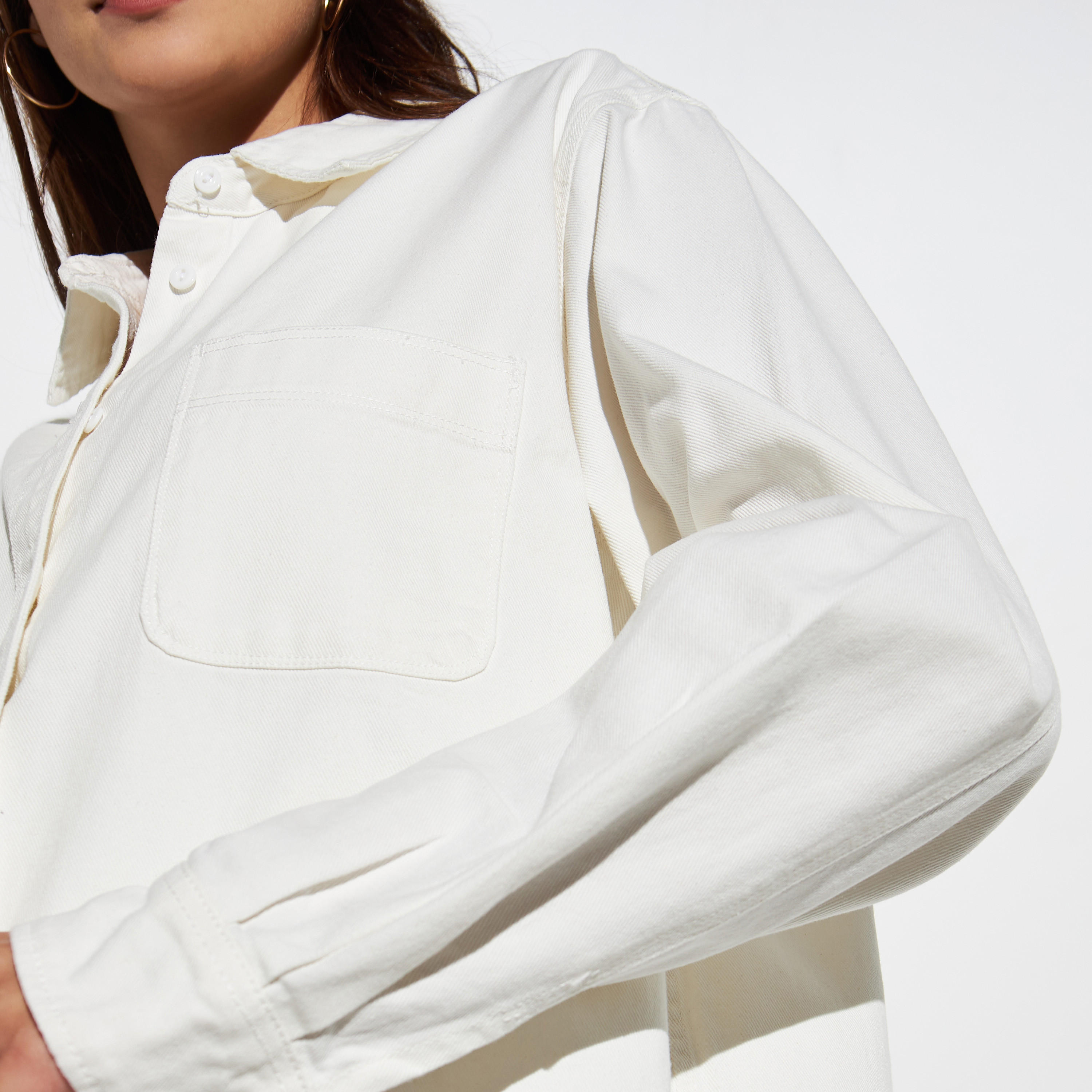 قميص دنيم فضفاض طويل سادة بجيب من آيكونيك-women-clothing-shirtsandblouses-shirts-image-2