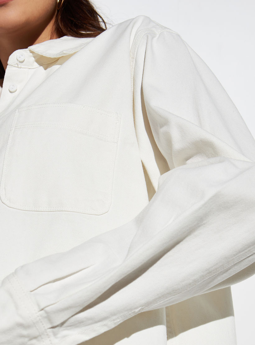 قميص دنيم فضفاض طويل سادة بجيب من آيكونيك-women-clothing-shirtsandblouses-shirts-image-2