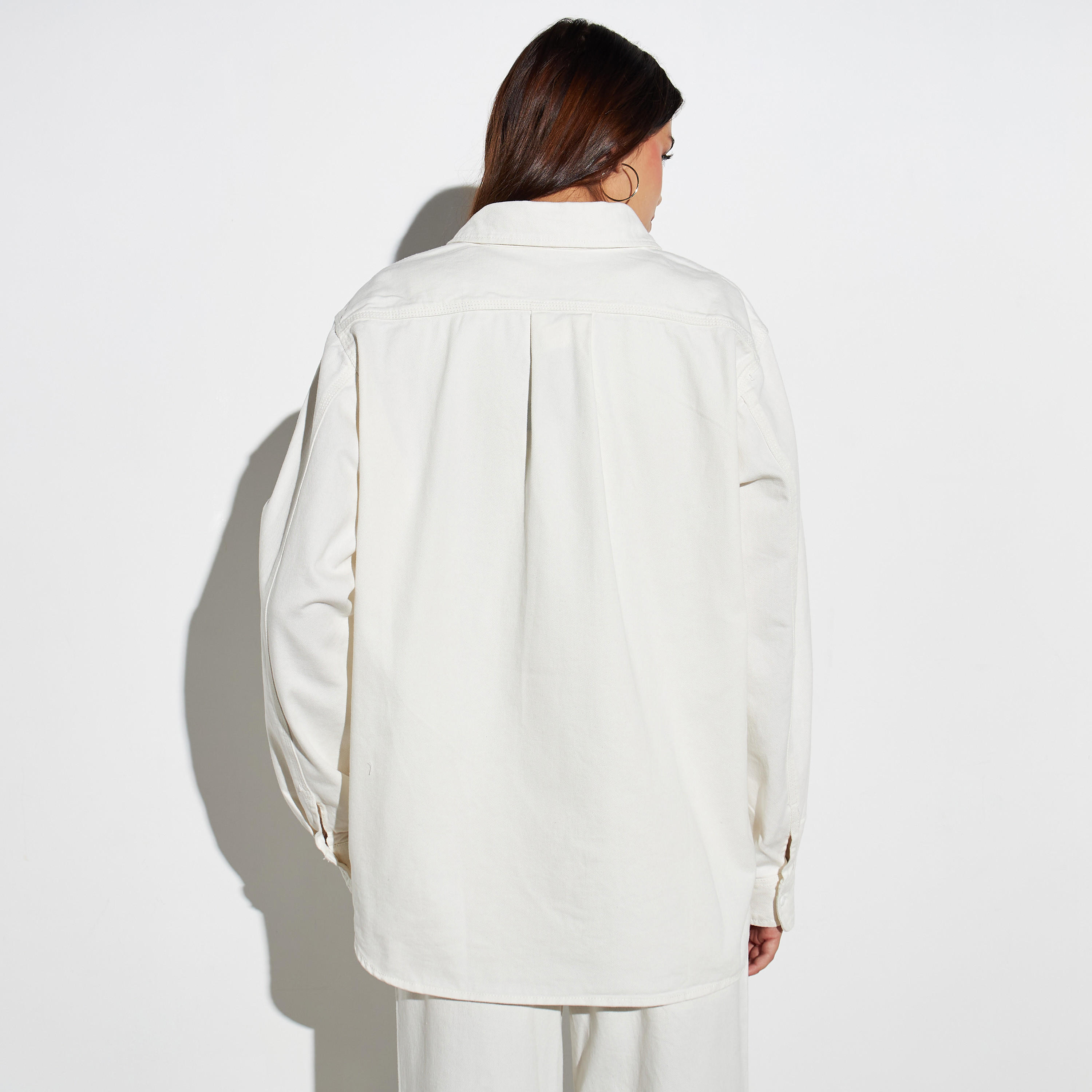قميص دنيم فضفاض طويل سادة بجيب من آيكونيك-women-clothing-shirtsandblouses-shirts-image-1