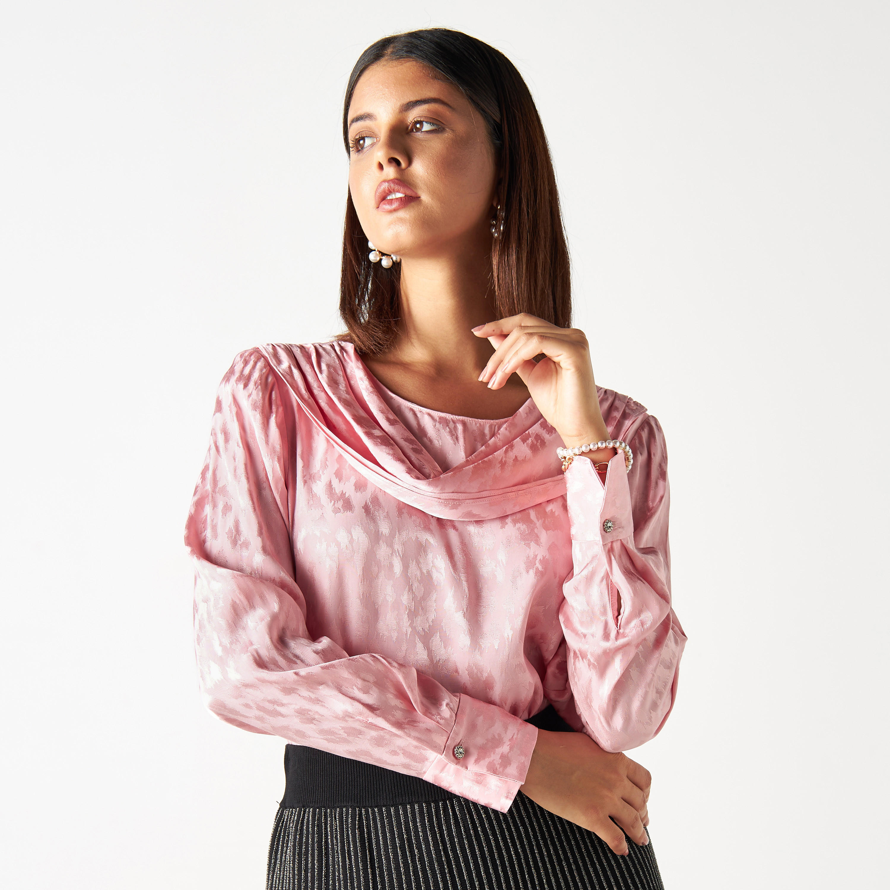 بلوزة بارزة الملمس بأكمام طويلة وتفاصيل منسدلة من أيكونيك-women-clothing-shirtsandblouses-blouses-image-5
