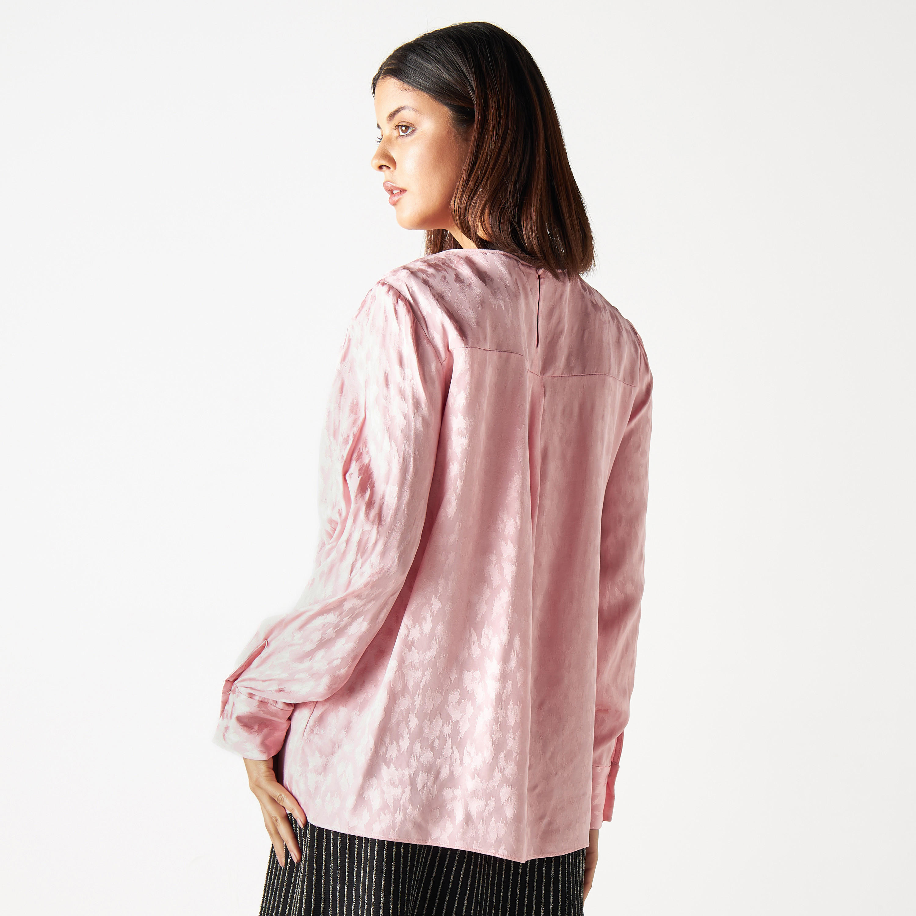 بلوزة بارزة الملمس بأكمام طويلة وتفاصيل منسدلة من أيكونيك-women-clothing-shirtsandblouses-blouses-image-3