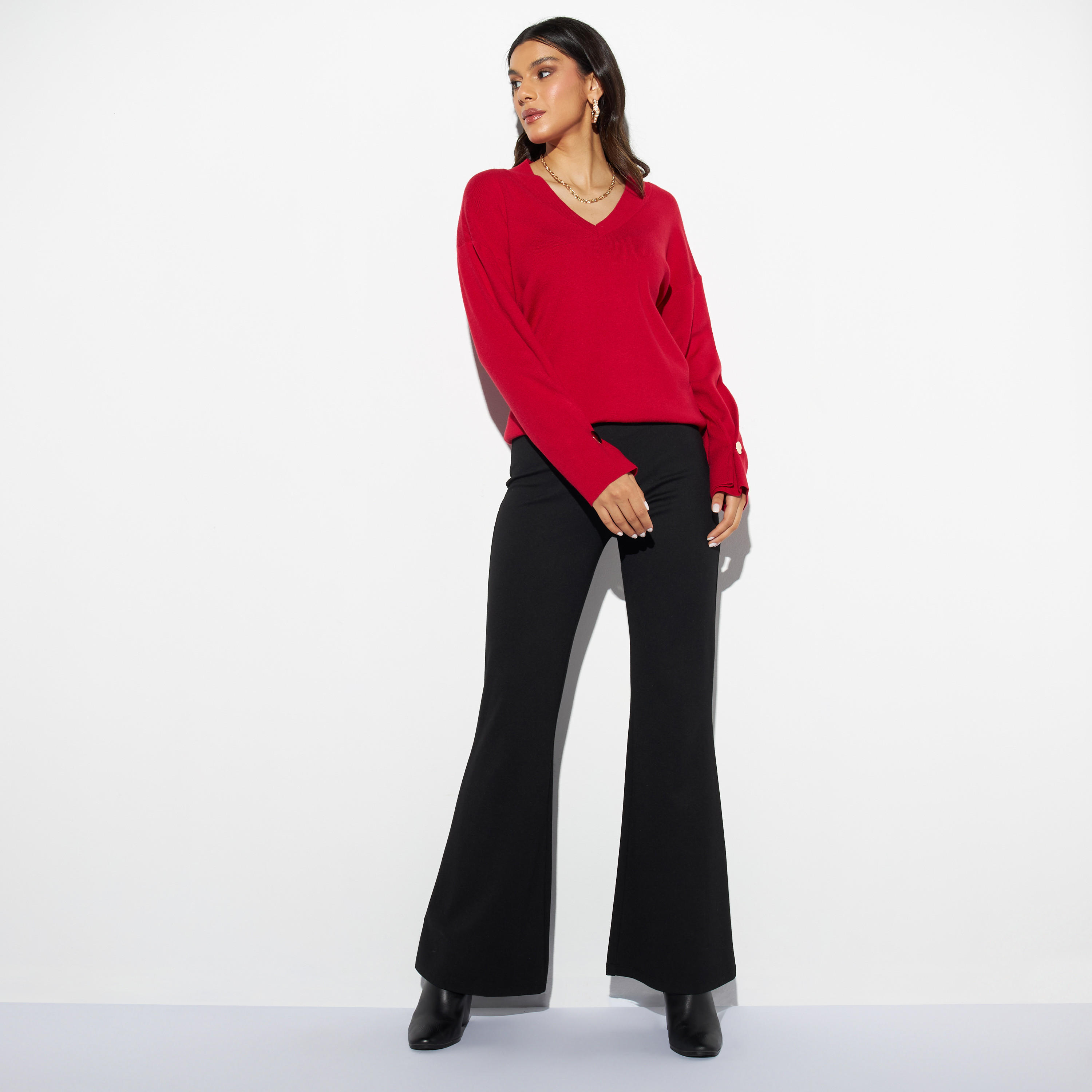 كنزة سادة بياقة v من آيكونك-women-clothing-cardigansandjumpers-jumpers-image-3