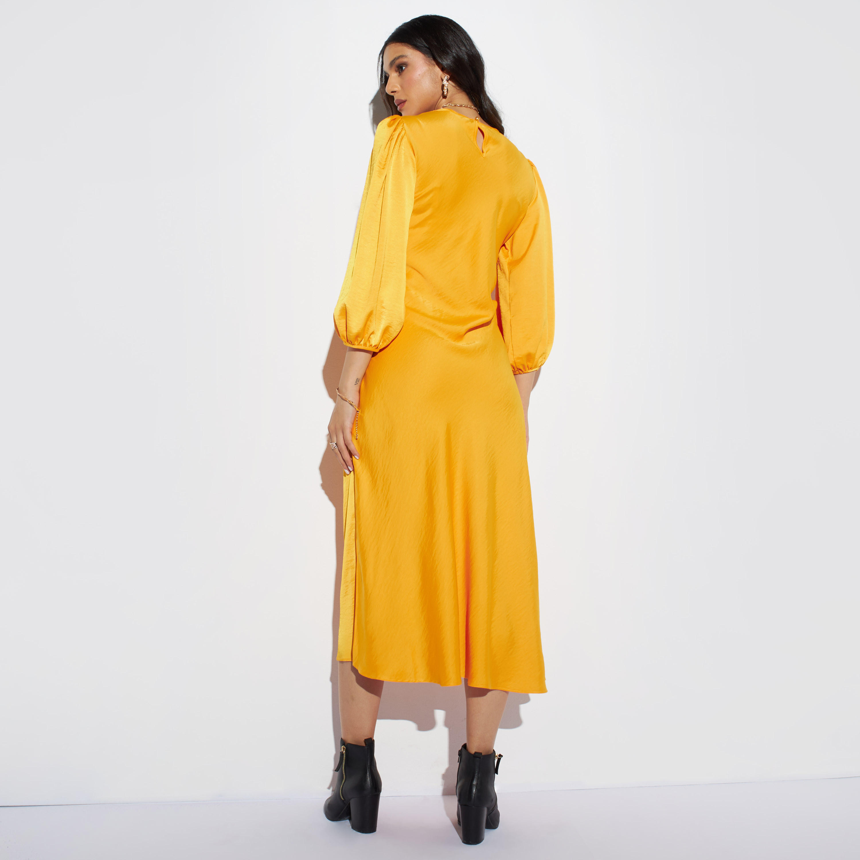 فستان إيه لاين ميدي سادة بأكمام منفوخة وتفاصيل مفرغة من آيكونيك-women-clothing-dresses-image-3