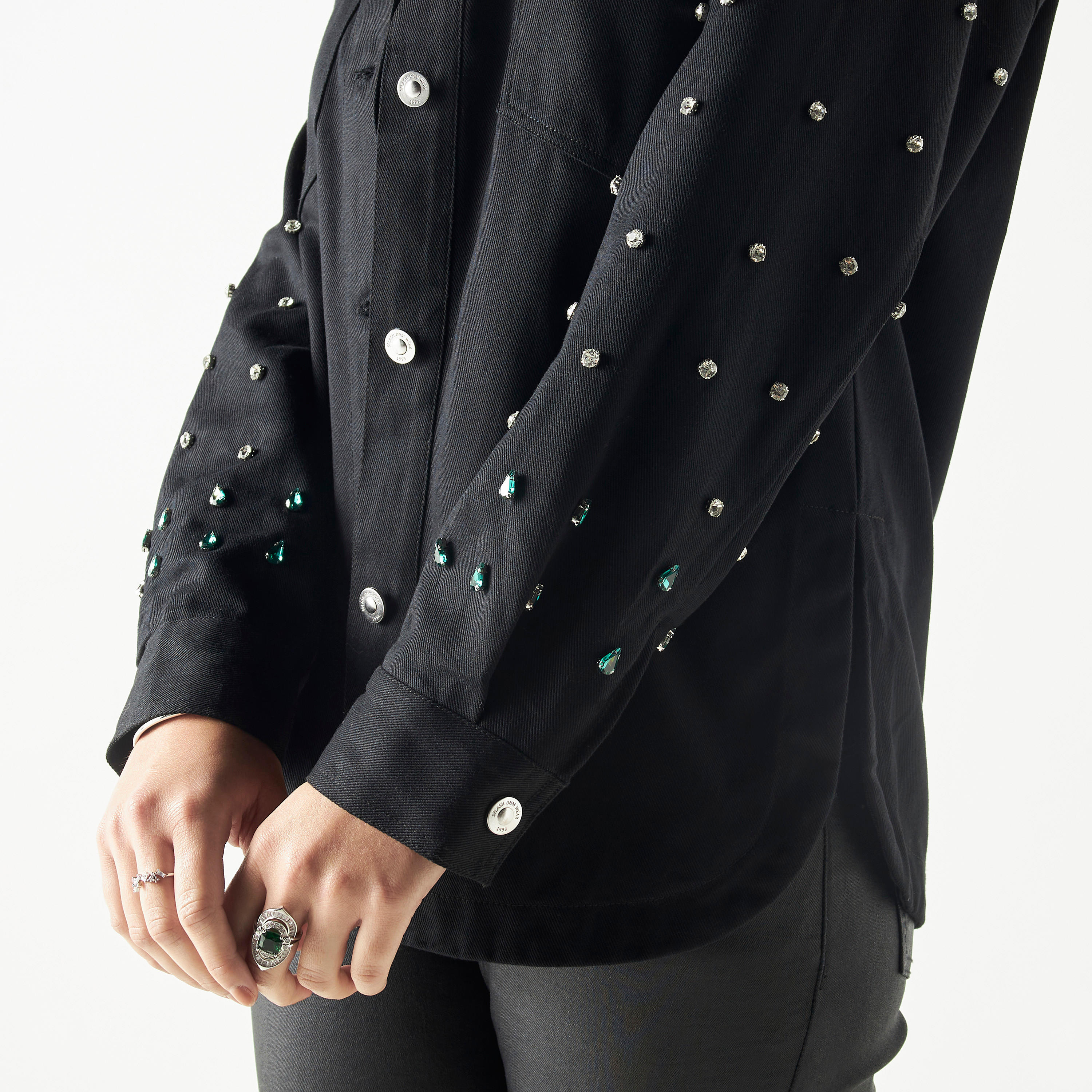 جاكيت مزيّن بياقة عادية وجيب من آيكونيك-women-winterwear-coatsandjackets-jackets-image-4