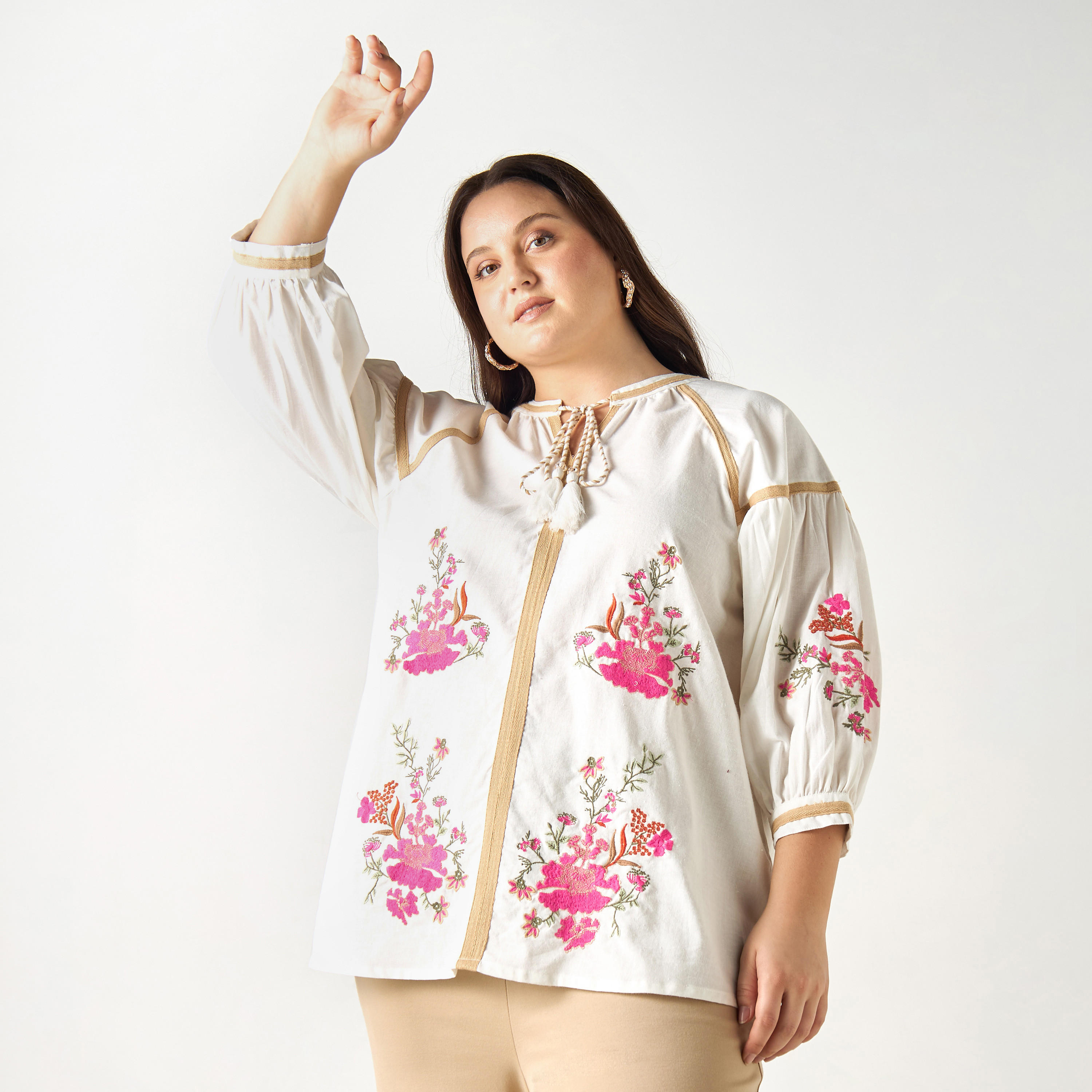 بلوزة مقاس كبير مطرزة بأكمام 3/4 وأربطة من أيكونيك-women-clothing-shirtsandblouses-blouses-image-1