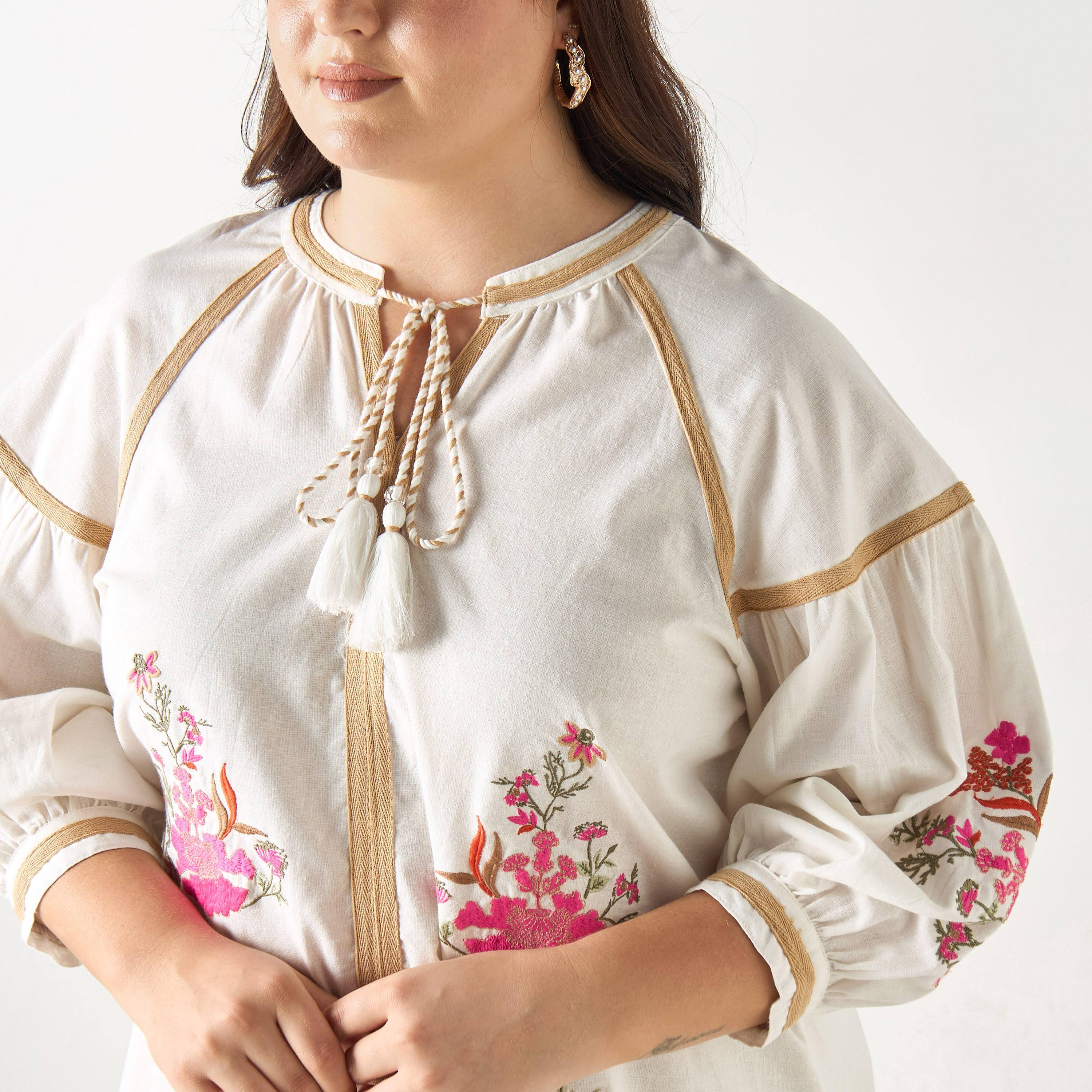 بلوزة مقاس كبير مطرزة بأكمام 3/4 وأربطة من أيكونيك-women-clothing-shirtsandblouses-blouses-image-4