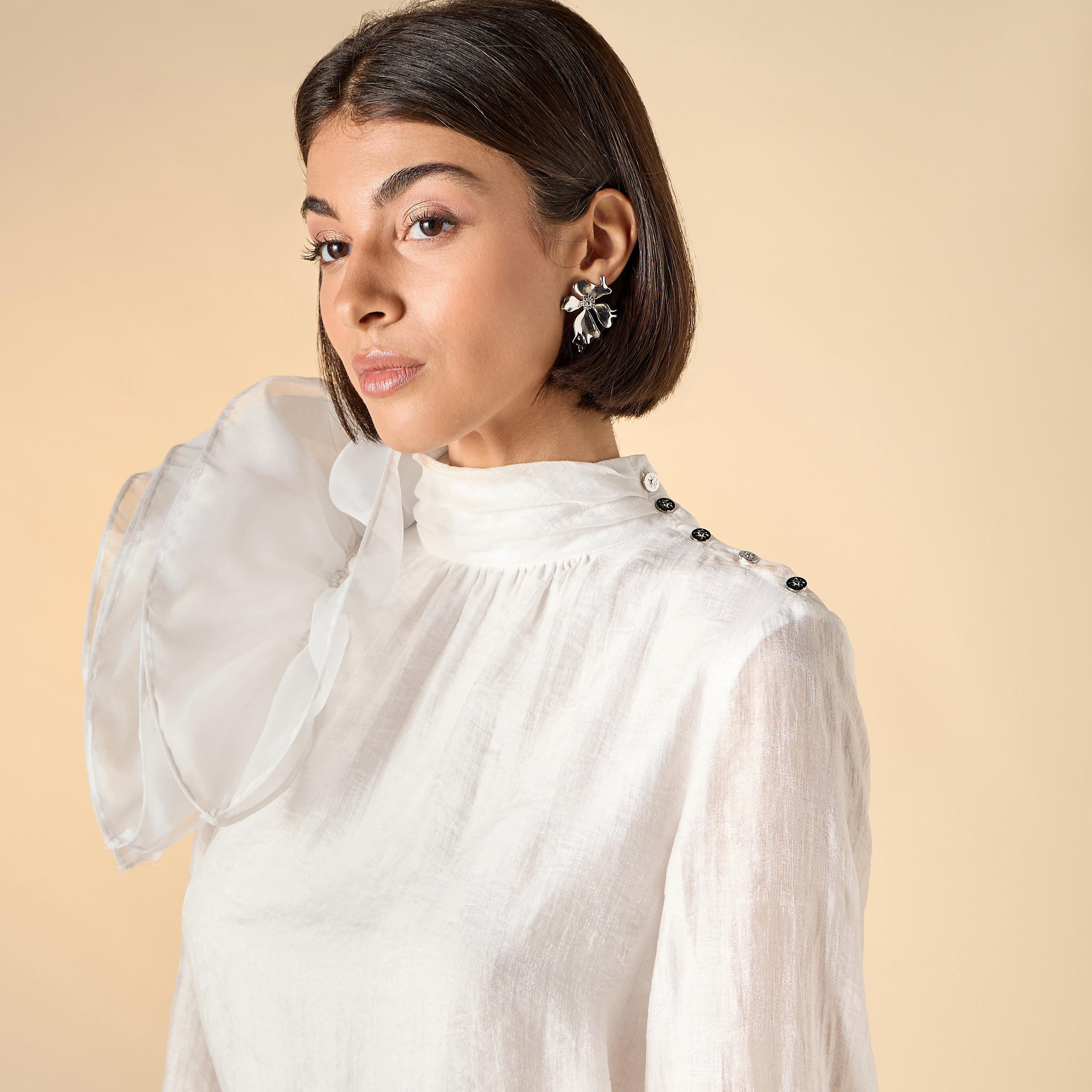 بلوزة مزينة بياقة عالية وأكمام طويلة من آيكونيك-women-clothing-shirtsandblouses-blouses-image-6