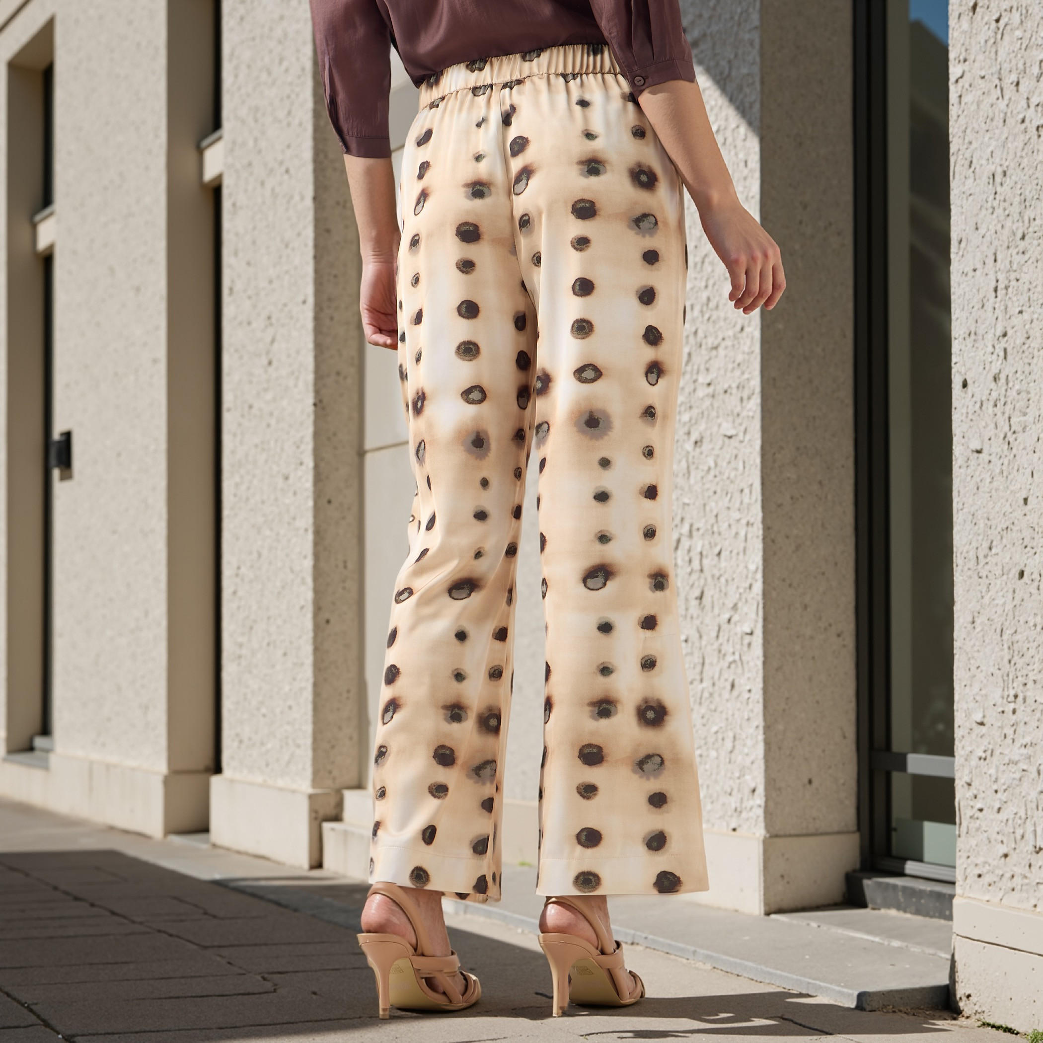 بنطلون بقصة مريحة وطبعات كاملة من آيكونيك-women-clothing-bottoms-trousers-image-3