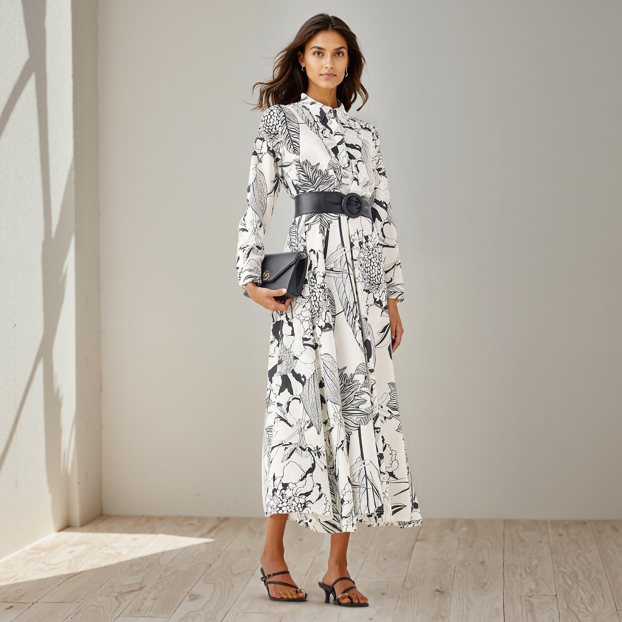 فستان ماكسي فضفاض بياقة عادية وأكمام طويلة وطبعات من آيكونيك-women-clothing-dresses-image-1