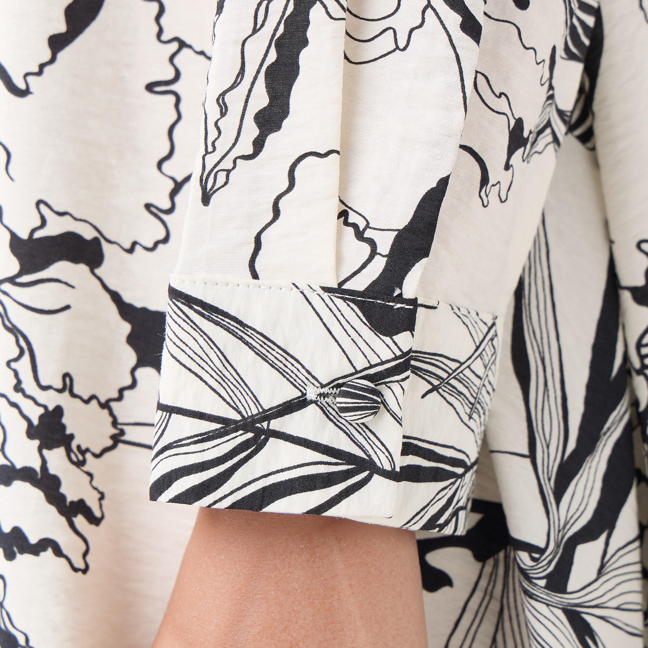Iconic Printed Trapeze Maxi Dress with Collar and Long Sleeves-women-clothing-dresses-image-5