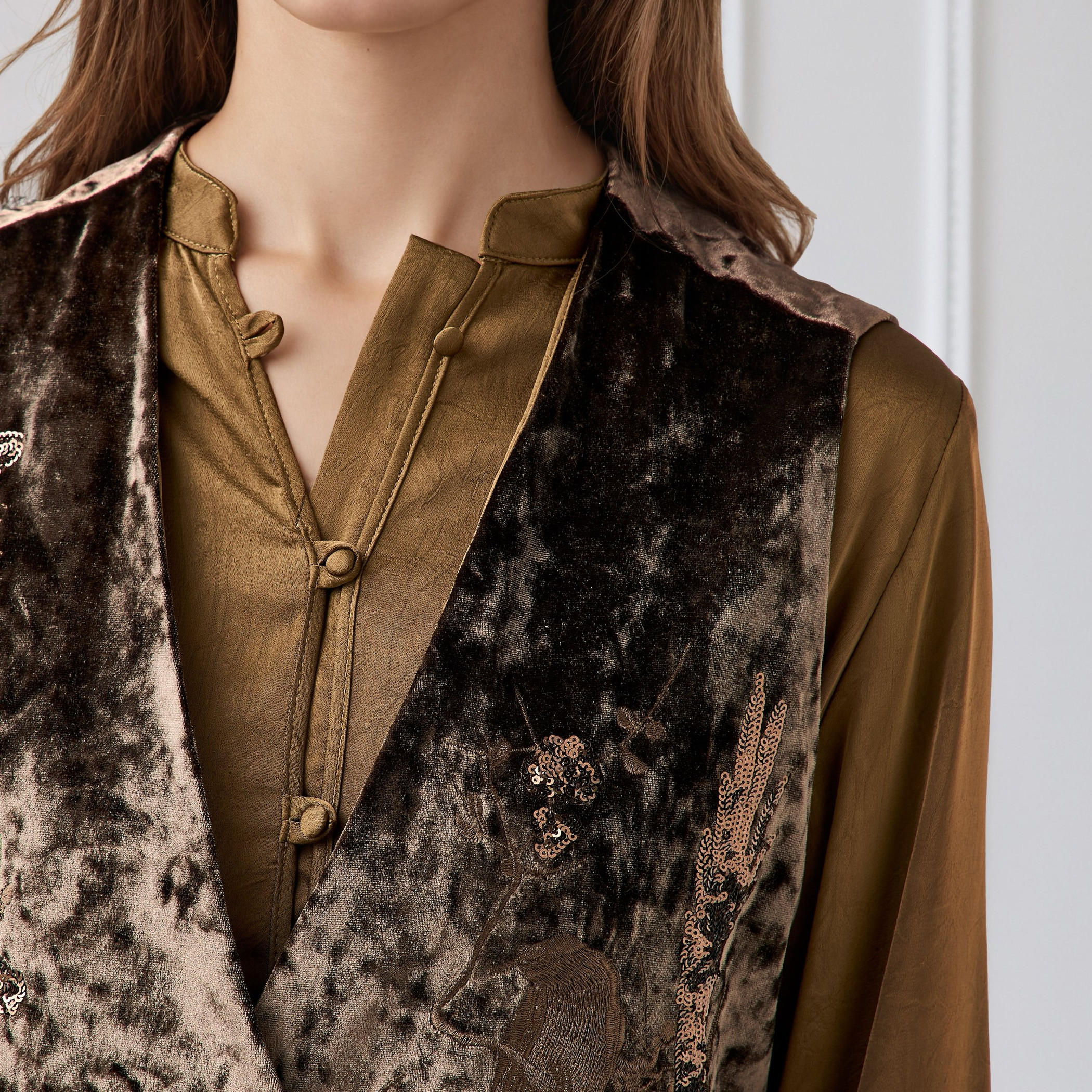 قميص بقصّة عادية مع معطف مخملي مطرز بالترتر من آيكونيك-women-clothing-shirtsandblouses-shirts-image-6