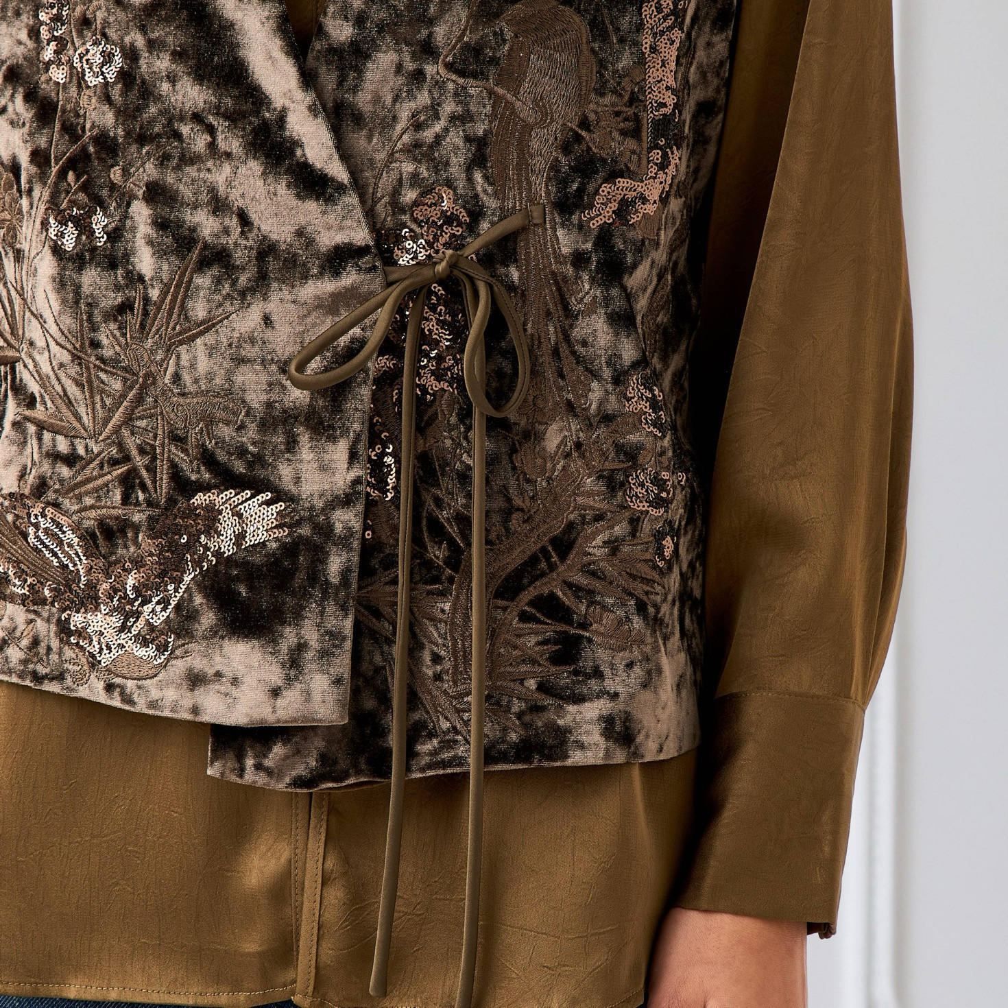 قميص بقصّة عادية مع معطف مخملي مطرز بالترتر من آيكونيك-women-clothing-shirtsandblouses-shirts-image-7