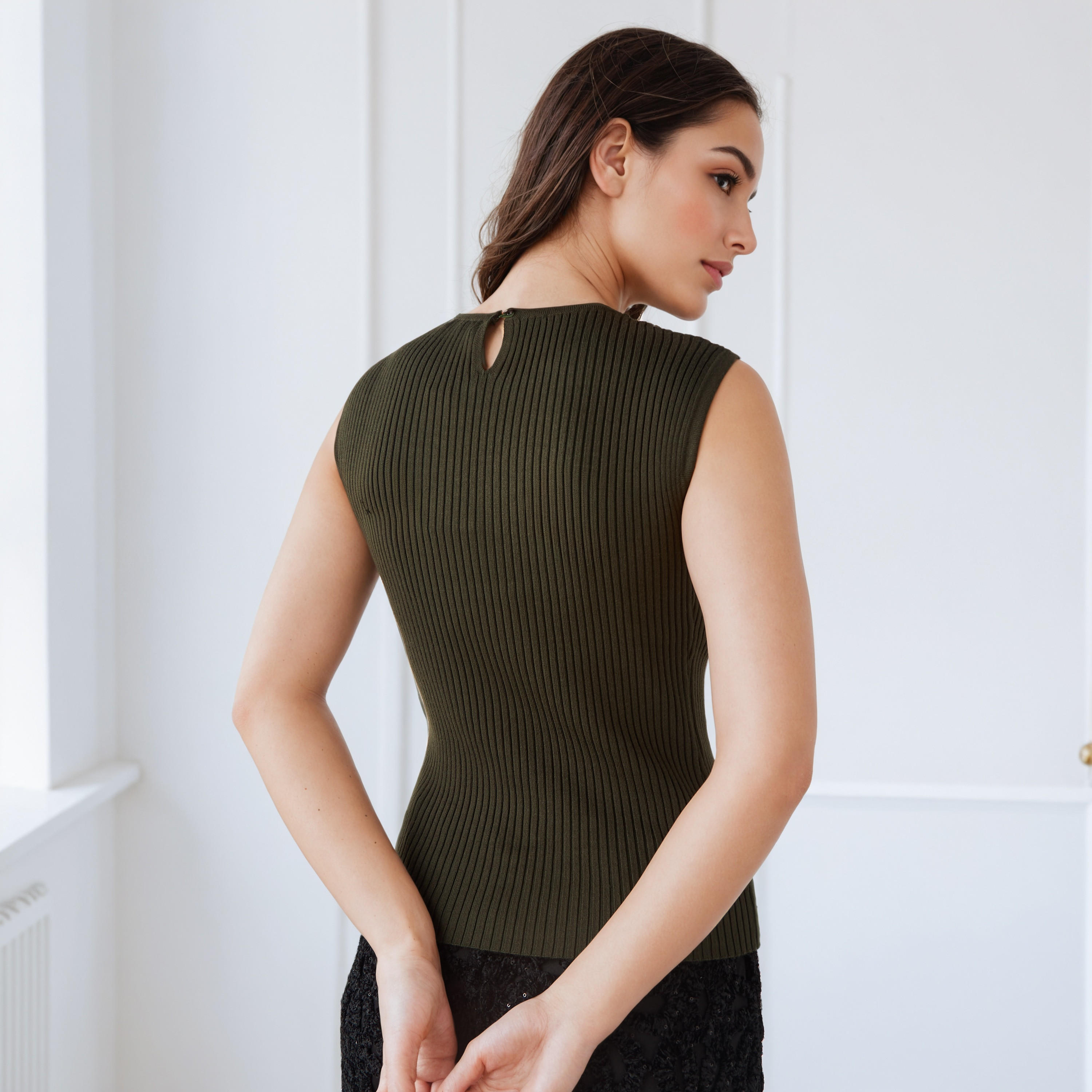 بلوزة مضلعة بدون أكمام من آيكونيك-women-clothing-tshirts-image-3