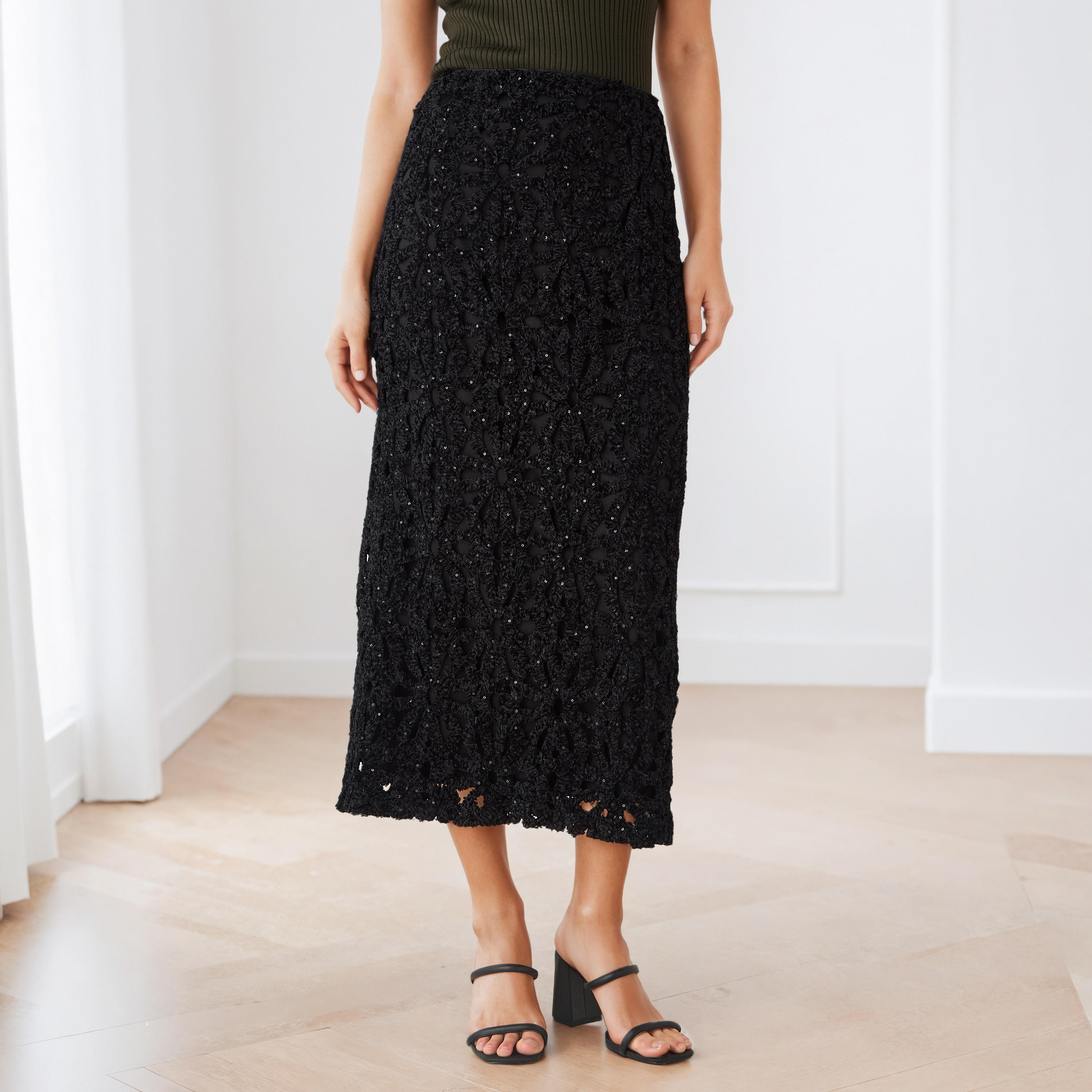 تنورة ترتر بقصّة ضيقة مزينة بدانتيل وسحّاب إغلاق من آيكونيك-women-clothing-bottoms-skirts-image-1