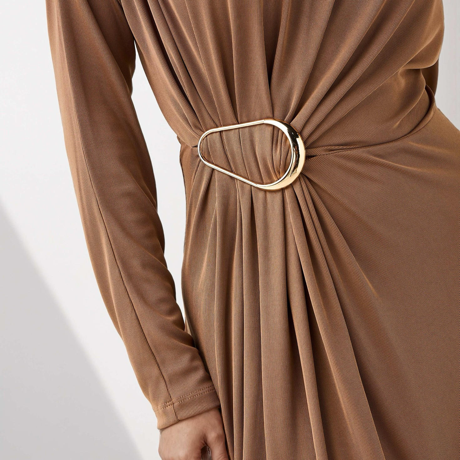 فستان بياقة عالية وتصميم درابيه من آيكونيك-women-clothing-dresses-image-2
