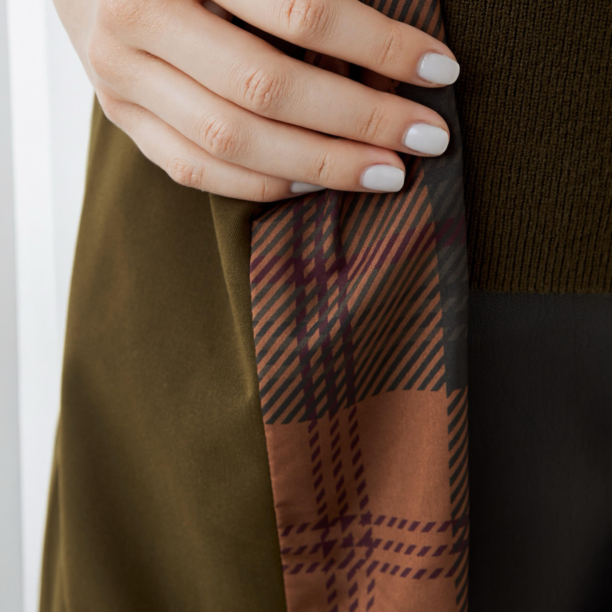 Iconic Belted Notch Lapel Trench Coat-women-winterwear-coatsandjackets-jackets-image-5
