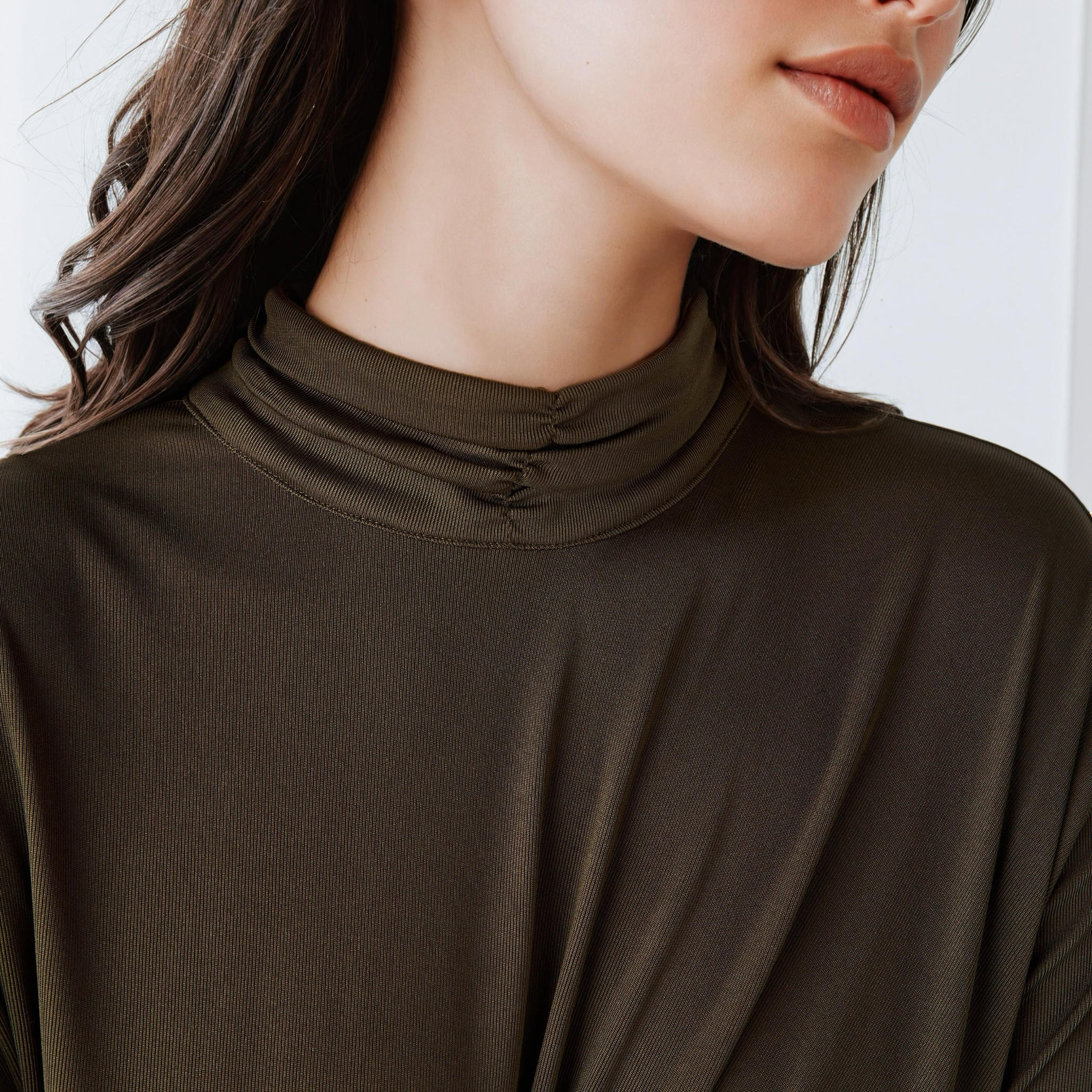 فستان ميدي بارز الملمس بياقة عالية من آيكونيك-women-clothing-dresses-image-4