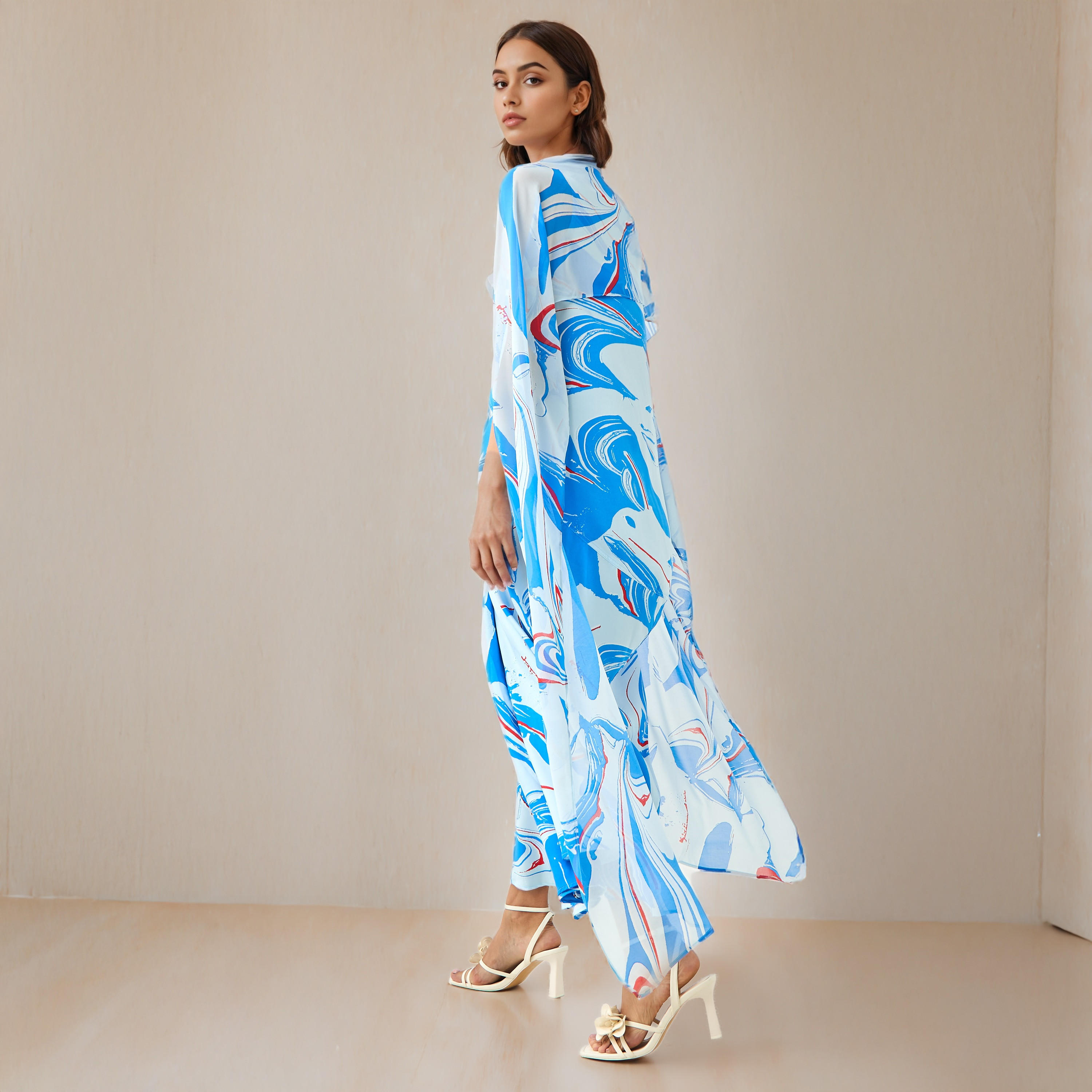 فستان بياقة V بدون أكمام بطبعات مجردة مع وشاح من آيكونيك-women-clothing-dresses-image-3