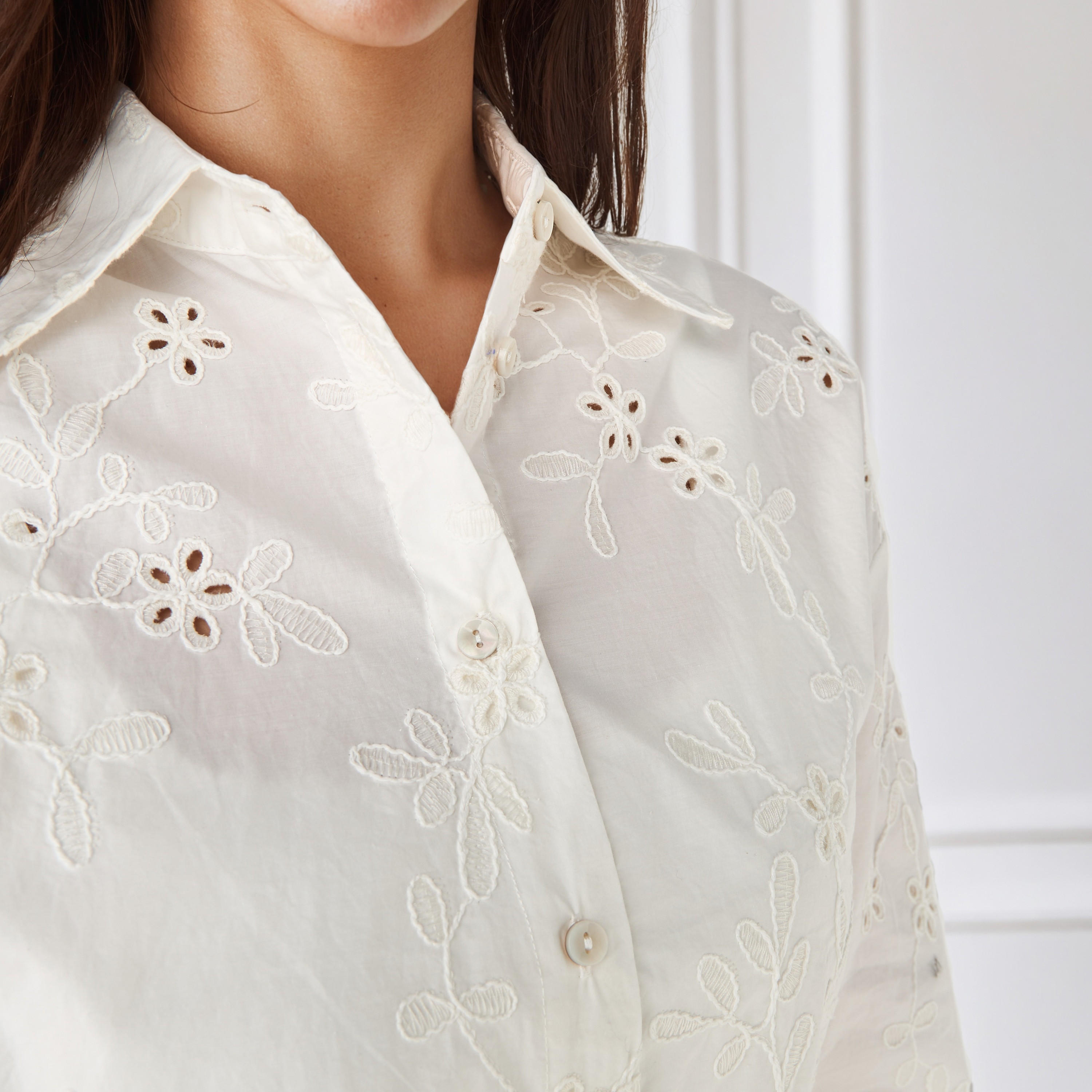 قميص قطن فضفاض مطرّز من آيكونيك-women-clothing-shirtsandblouses-shirts-image-3