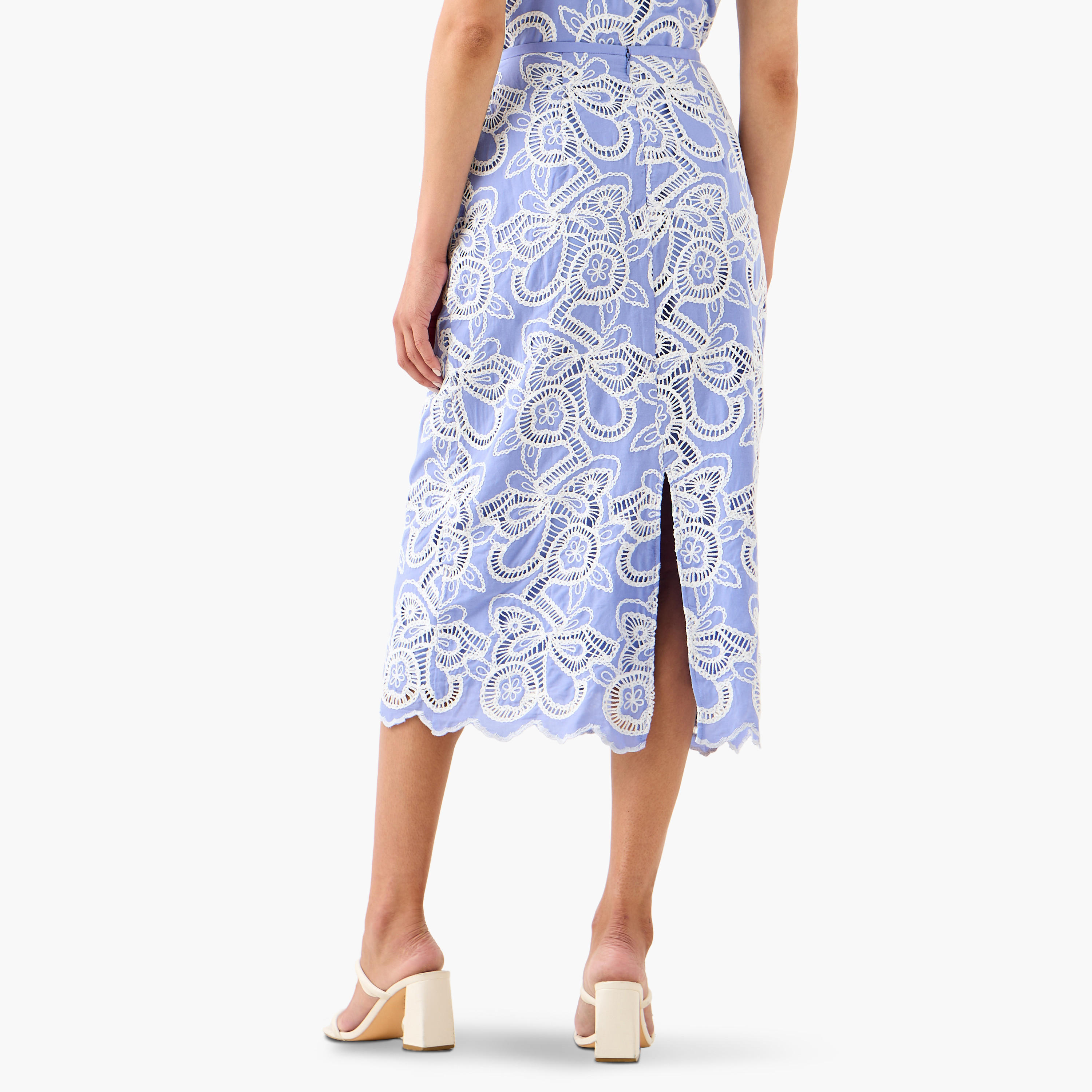 تنورة ميدي قطن مطرزة وتفاصيل مفرّغة وفتحة-women-clothing-bottoms-skirts-image-4