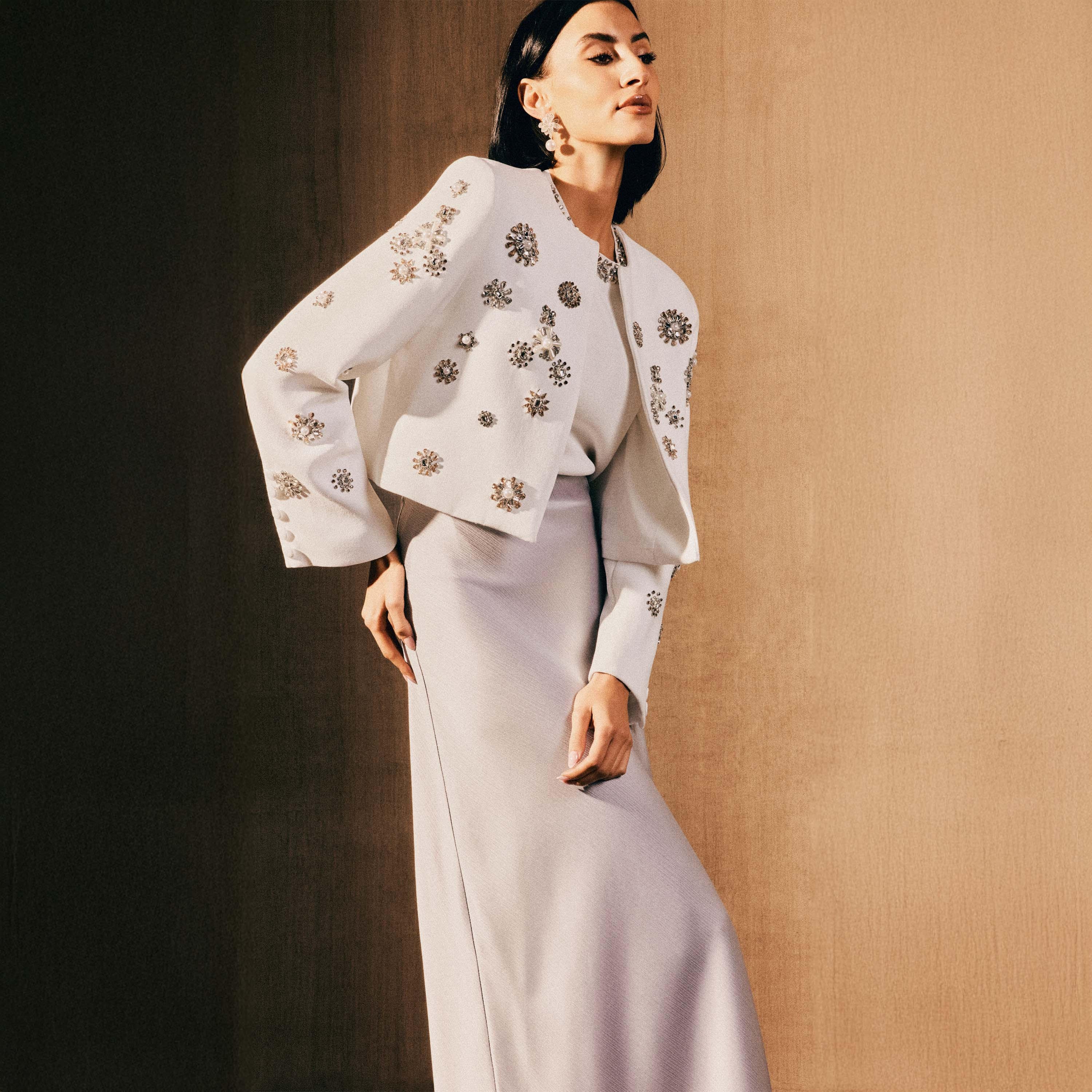 بلوزة بيبلوم بقصة عادية وتفاصيل زينة من آيكونيك-women-clothing-coordsets-image-1