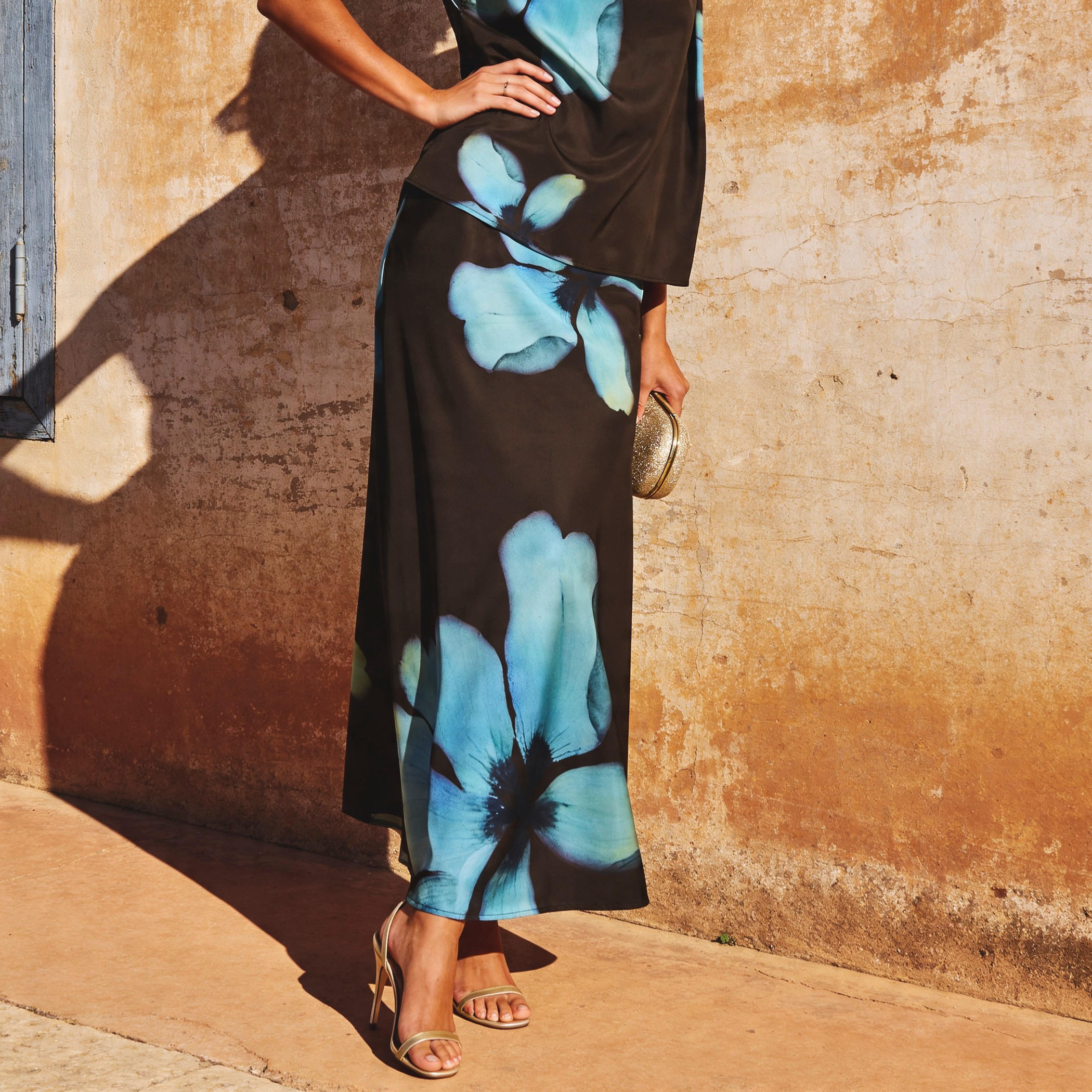 تنورة ماكسي عمودية بطبعات من آيكونيك-women-clothing-bottoms-skirts-image-1