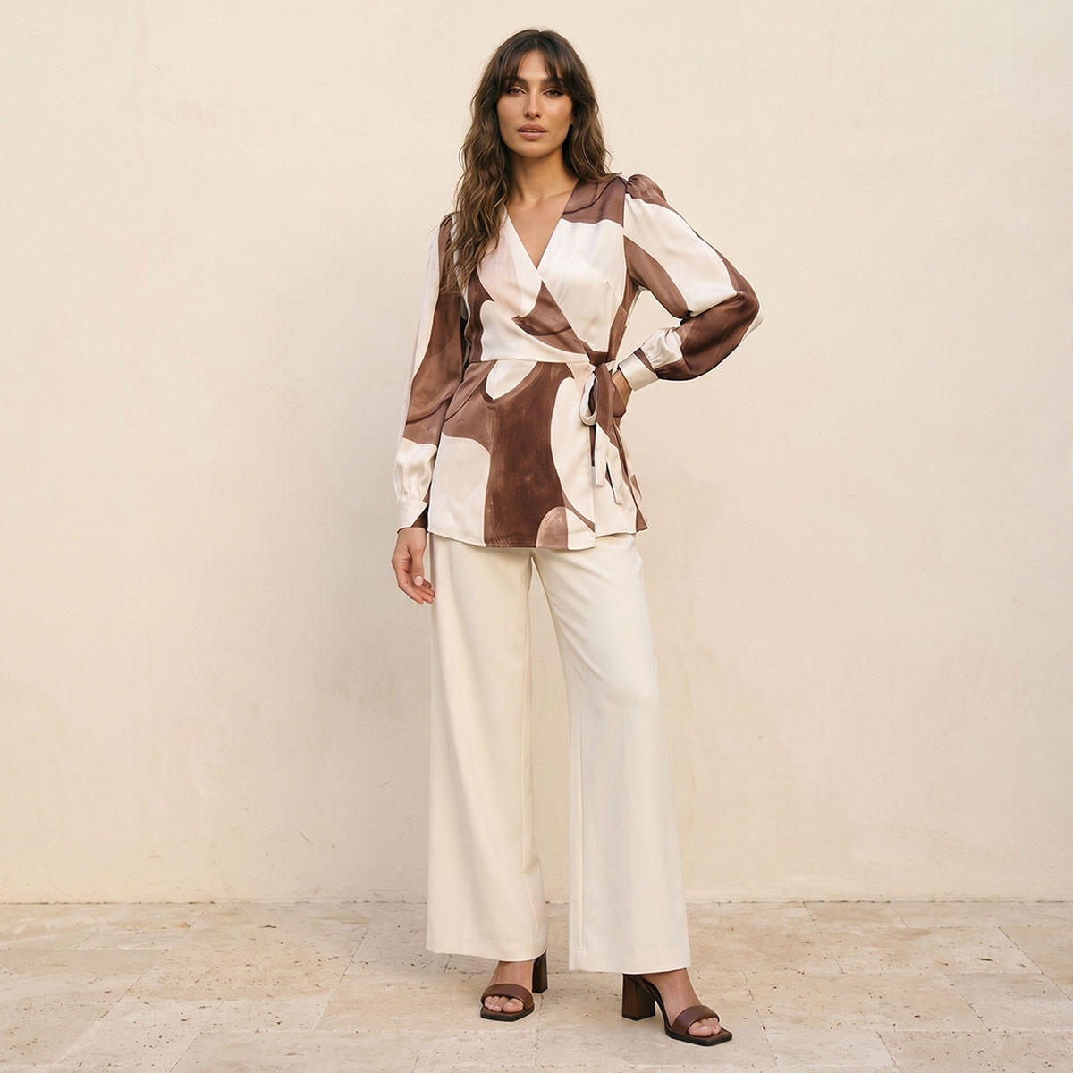 بلوزة لف أنيقة بطبعات عصرية وجذابة من سبلاش آيكونيك-women-clothing-shirtsandblouses-blouses-image-3