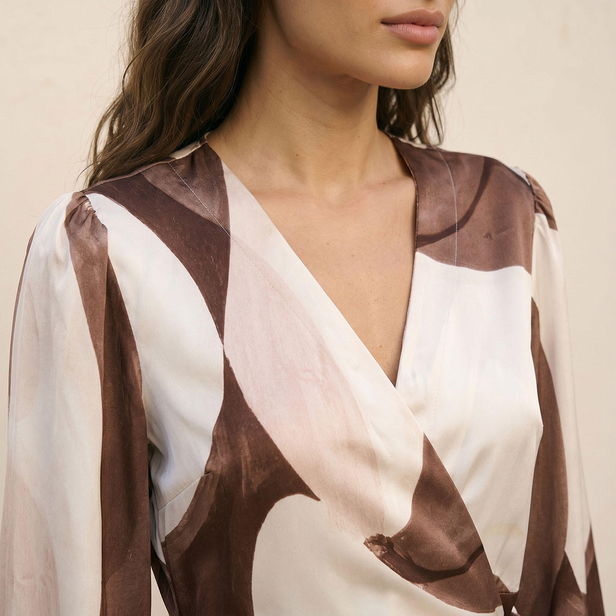 بلوزة لف أنيقة بطبعات عصرية وجذابة من سبلاش آيكونيك-women-clothing-shirtsandblouses-blouses-image-6