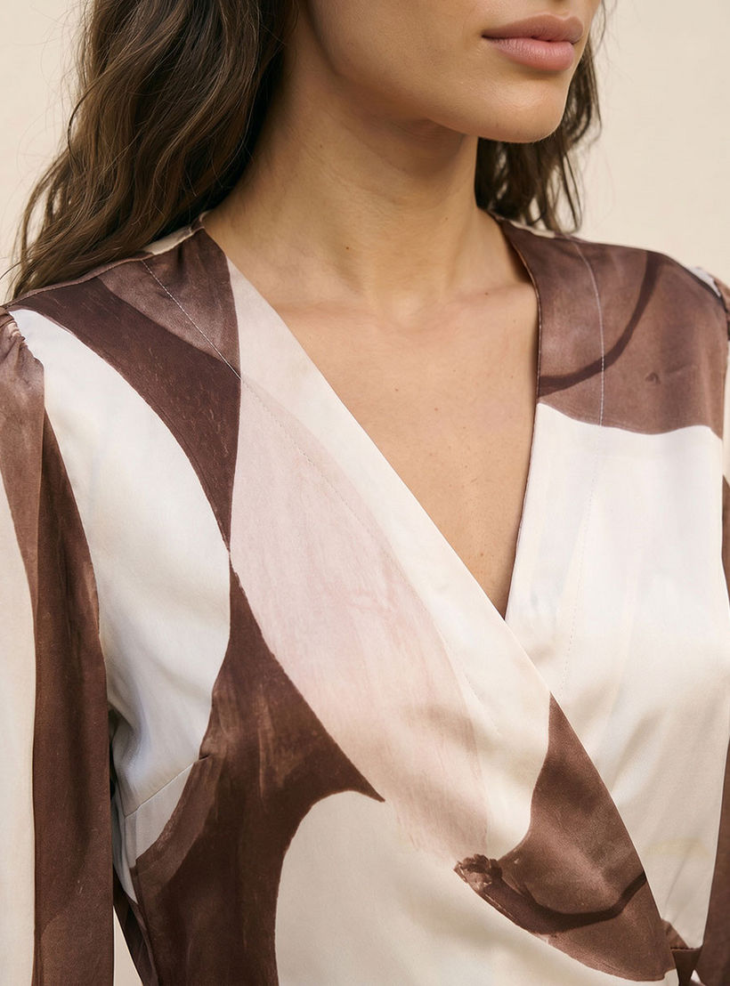بلوزة لف أنيقة بطبعات عصرية وجذابة من سبلاش آيكونيك-women-clothing-shirtsandblouses-blouses-image-6