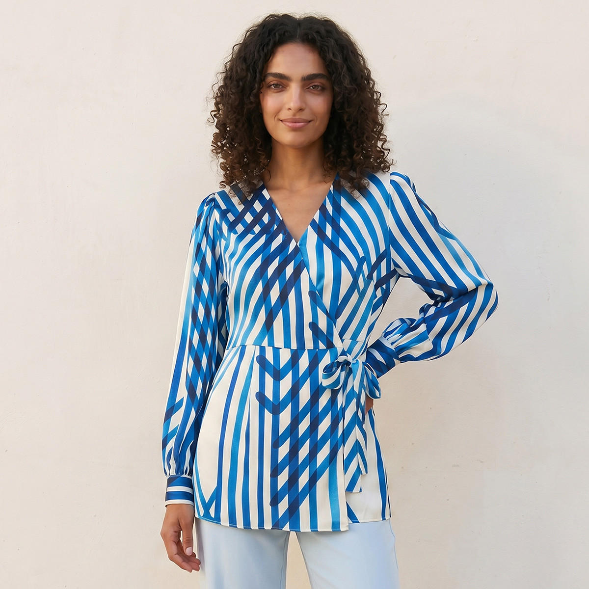 بلوزة لف أنيقة بطبعات عصرية وجذابة من سبلاش آيكونيك-women-clothing-shirtsandblouses-blouses-image-1