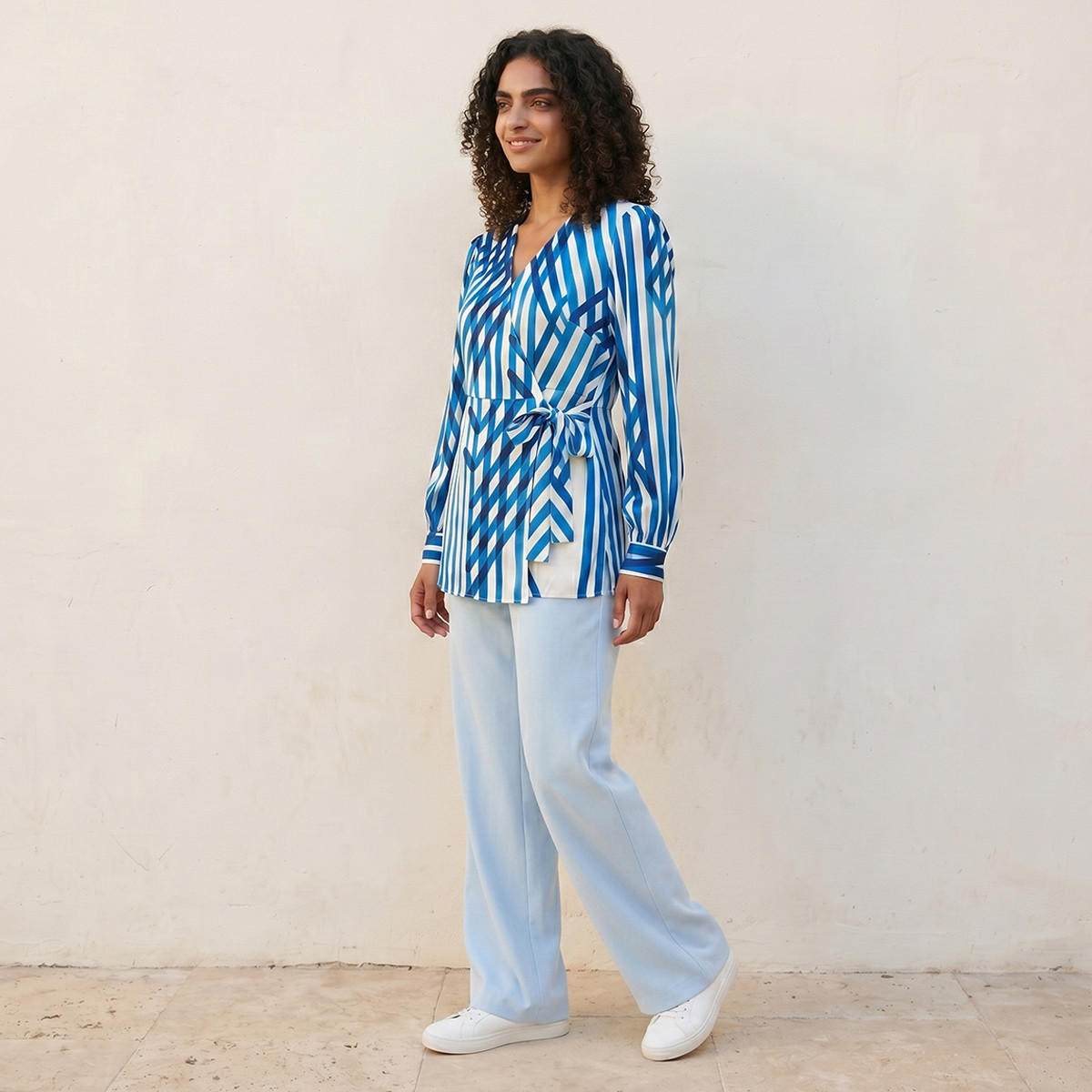 بلوزة لف أنيقة بطبعات عصرية وجذابة من سبلاش آيكونيك-women-clothing-shirtsandblouses-blouses-image-3
