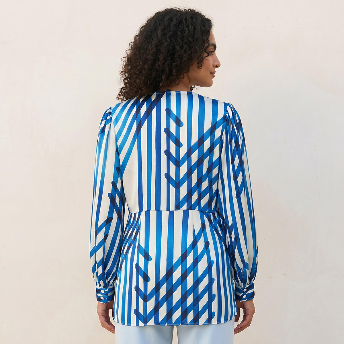 بلوزة لف أنيقة بطبعات عصرية وجذابة من سبلاش آيكونيك-women-clothing-shirtsandblouses-blouses-image-4