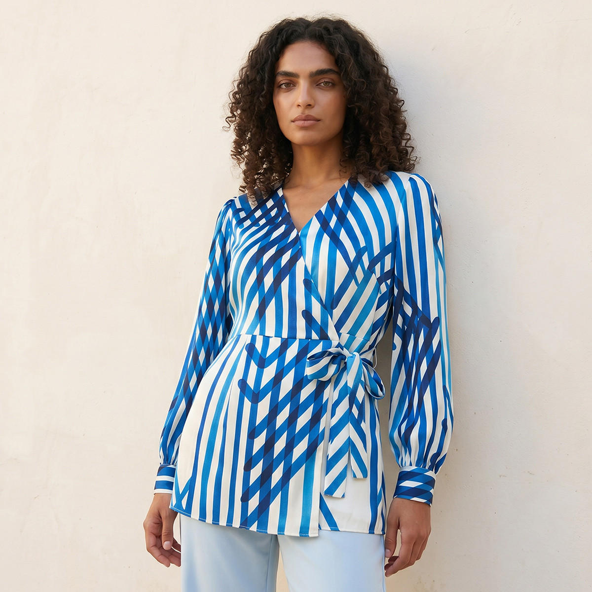 بلوزة لف أنيقة بطبعات عصرية وجذابة من سبلاش آيكونيك-women-clothing-shirtsandblouses-blouses-image-5
