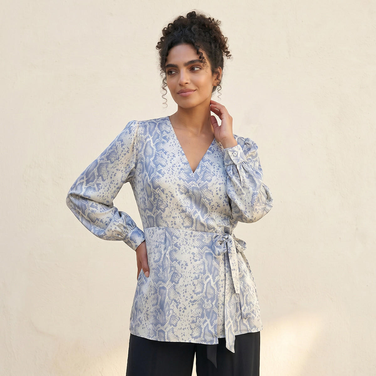 بلوزة لف أنيقة بطبعات عصرية وجذابة من سبلاش آيكونيك-women-clothing-shirtsandblouses-blouses-image-1