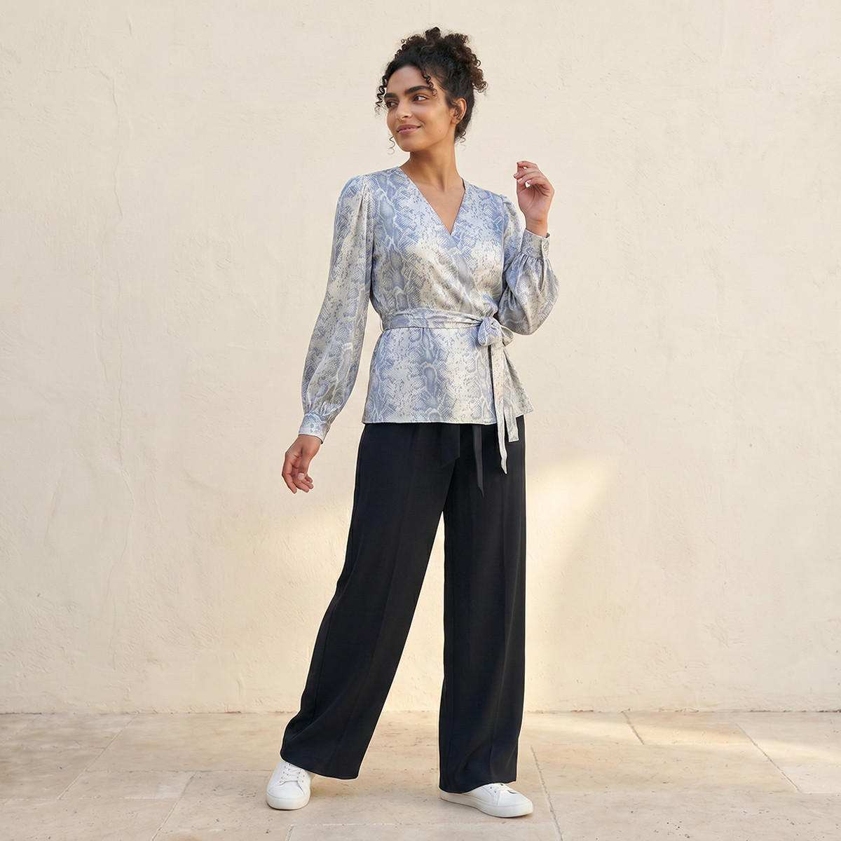 بلوزة لف أنيقة بطبعات عصرية وجذابة من سبلاش آيكونيك-women-clothing-shirtsandblouses-blouses-image-3