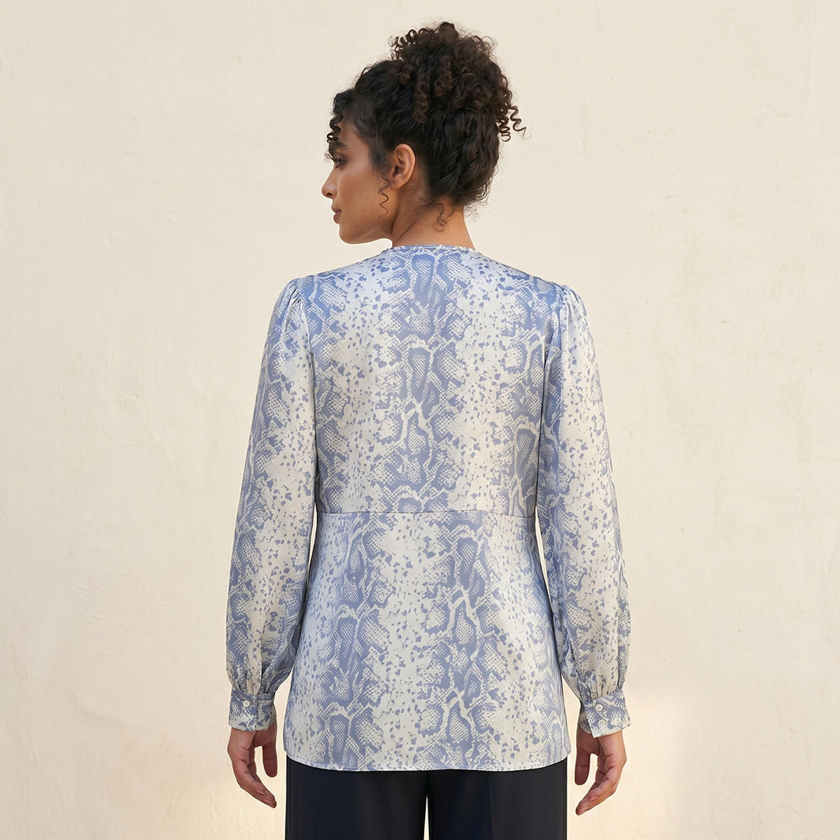 بلوزة لف أنيقة بطبعات عصرية وجذابة من سبلاش آيكونيك-women-clothing-shirtsandblouses-blouses-image-4