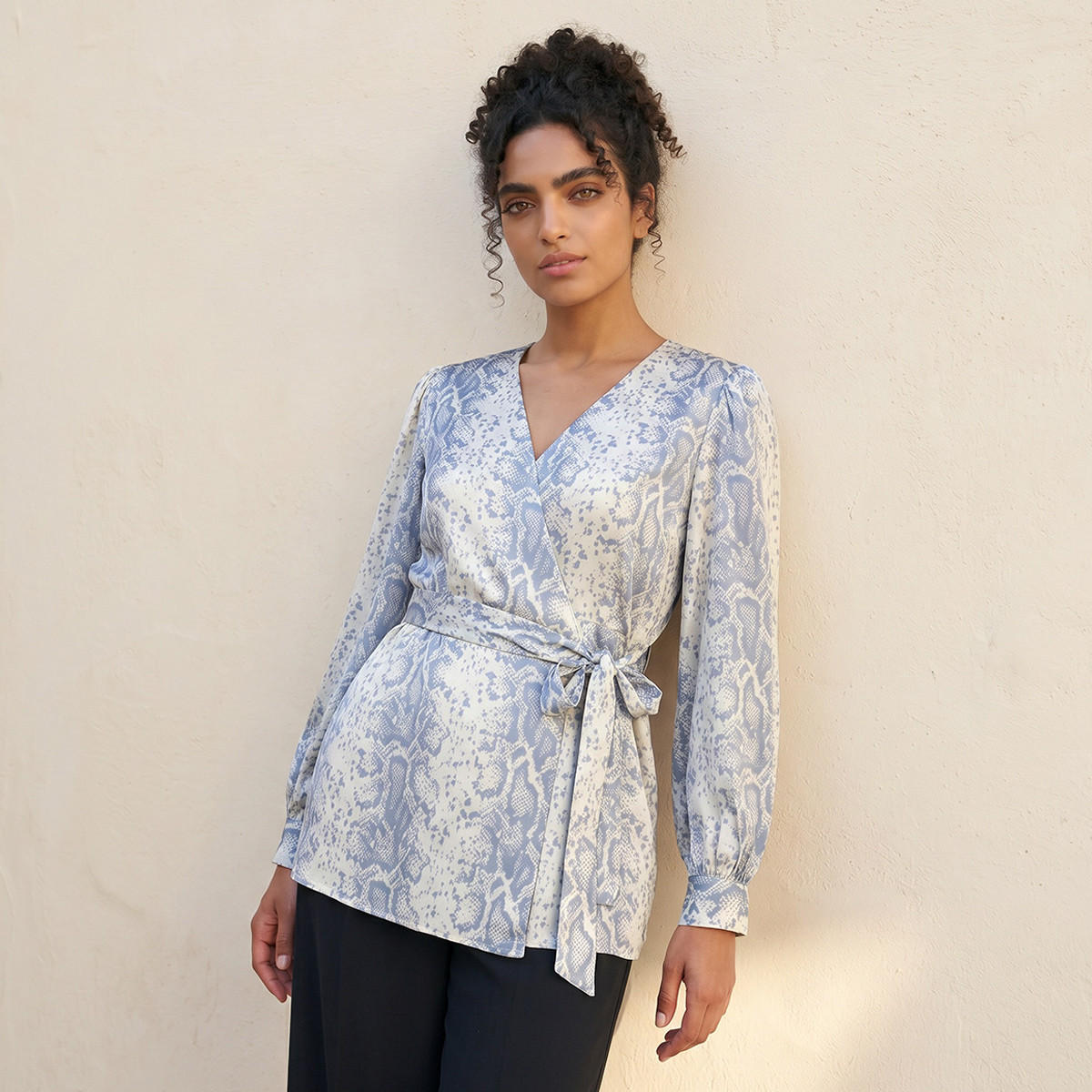 بلوزة لف أنيقة بطبعات عصرية وجذابة من سبلاش آيكونيك-women-clothing-shirtsandblouses-blouses-image-5