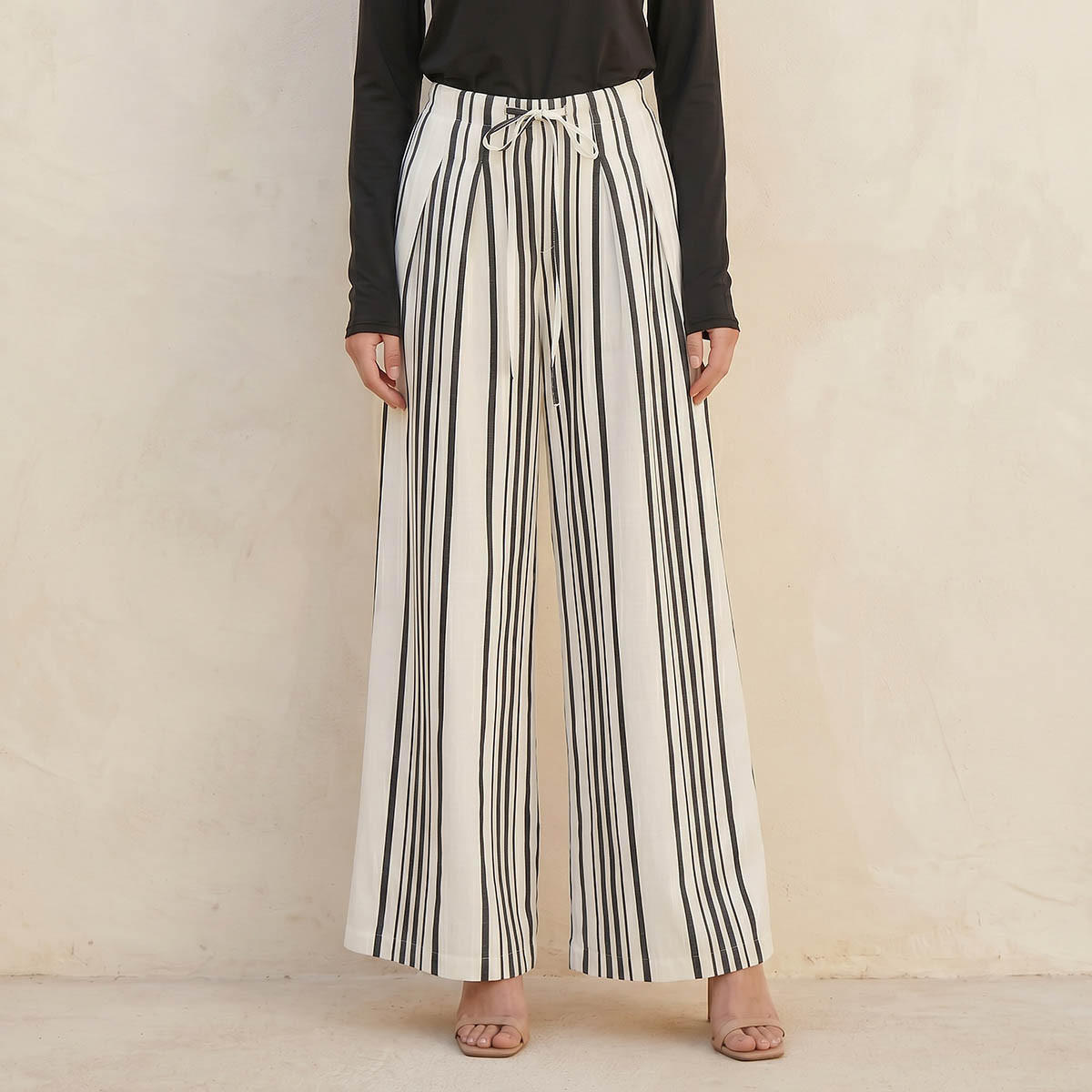 بنطلون واسع الساق مقلم بتصميم عصري وأنيق من سبلاش آيكونيك-women-clothing-bottoms-trousers-image-1