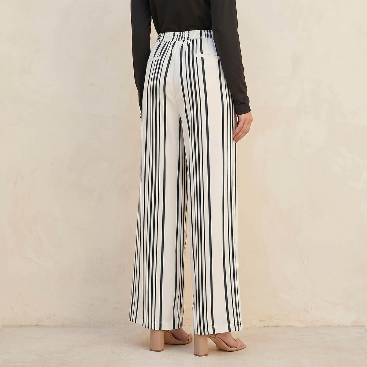 بنطلون واسع الساق مقلم بتصميم عصري وأنيق من سبلاش آيكونيك-women-clothing-bottoms-trousers-image-4