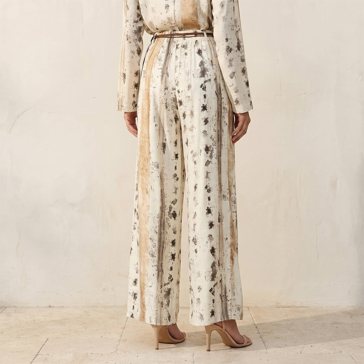 بنطلون واسع الساق بنقوش عصرية وحزام خصر من سبلاش آيكونيك-women-clothing-trousers-image-4