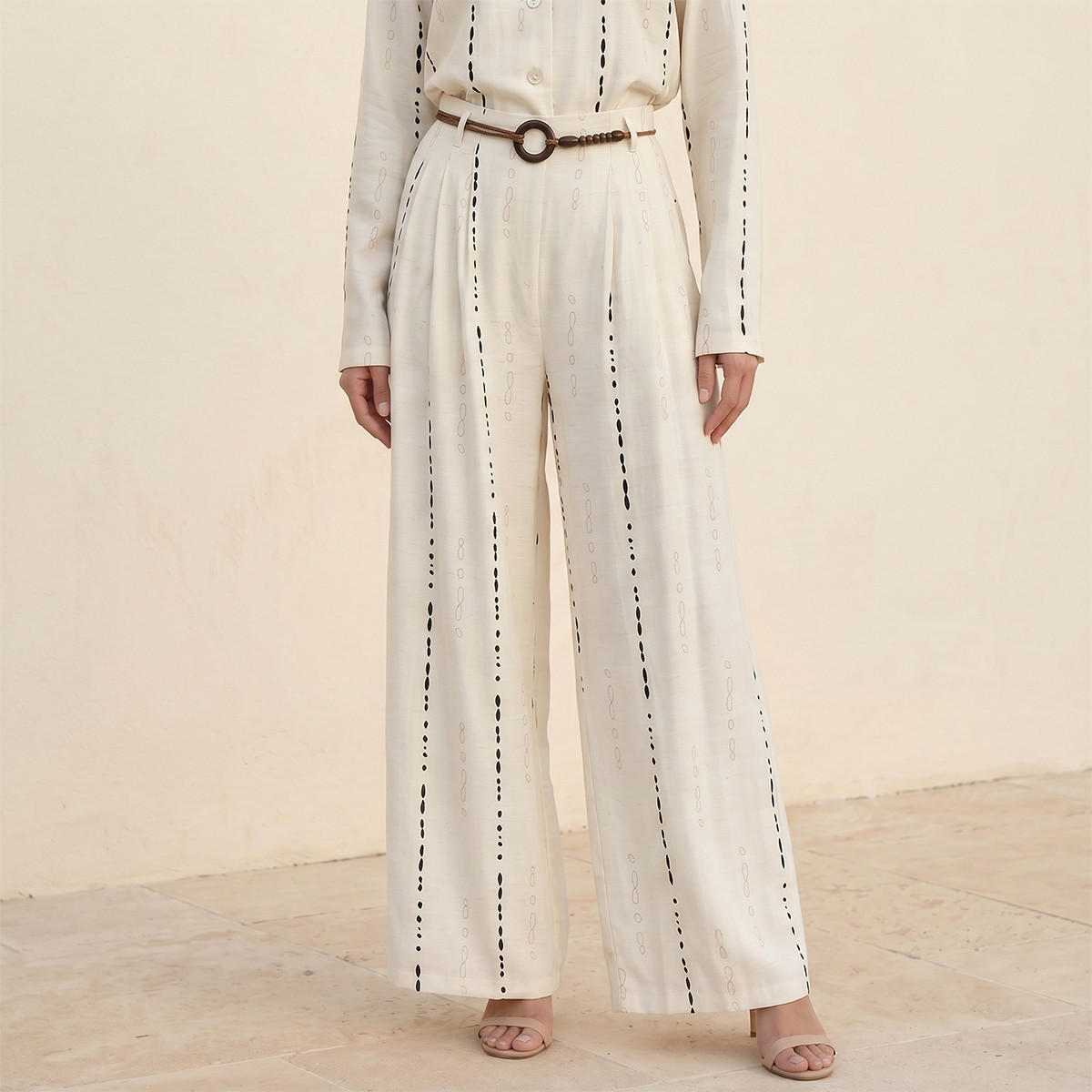 بنطلون واسع الساق بنقوش عصرية وحزام خصر من سبلاش آيكونيك-women-clothing-trousers-image-1