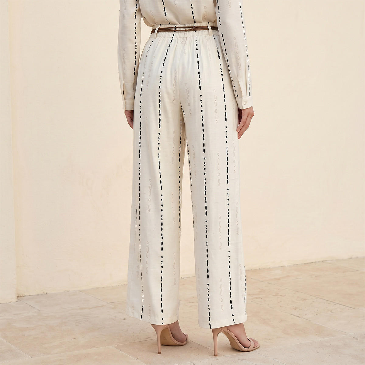 بنطلون واسع الساق بنقوش عصرية وحزام خصر من سبلاش آيكونيك-women-clothing-trousers-image-4