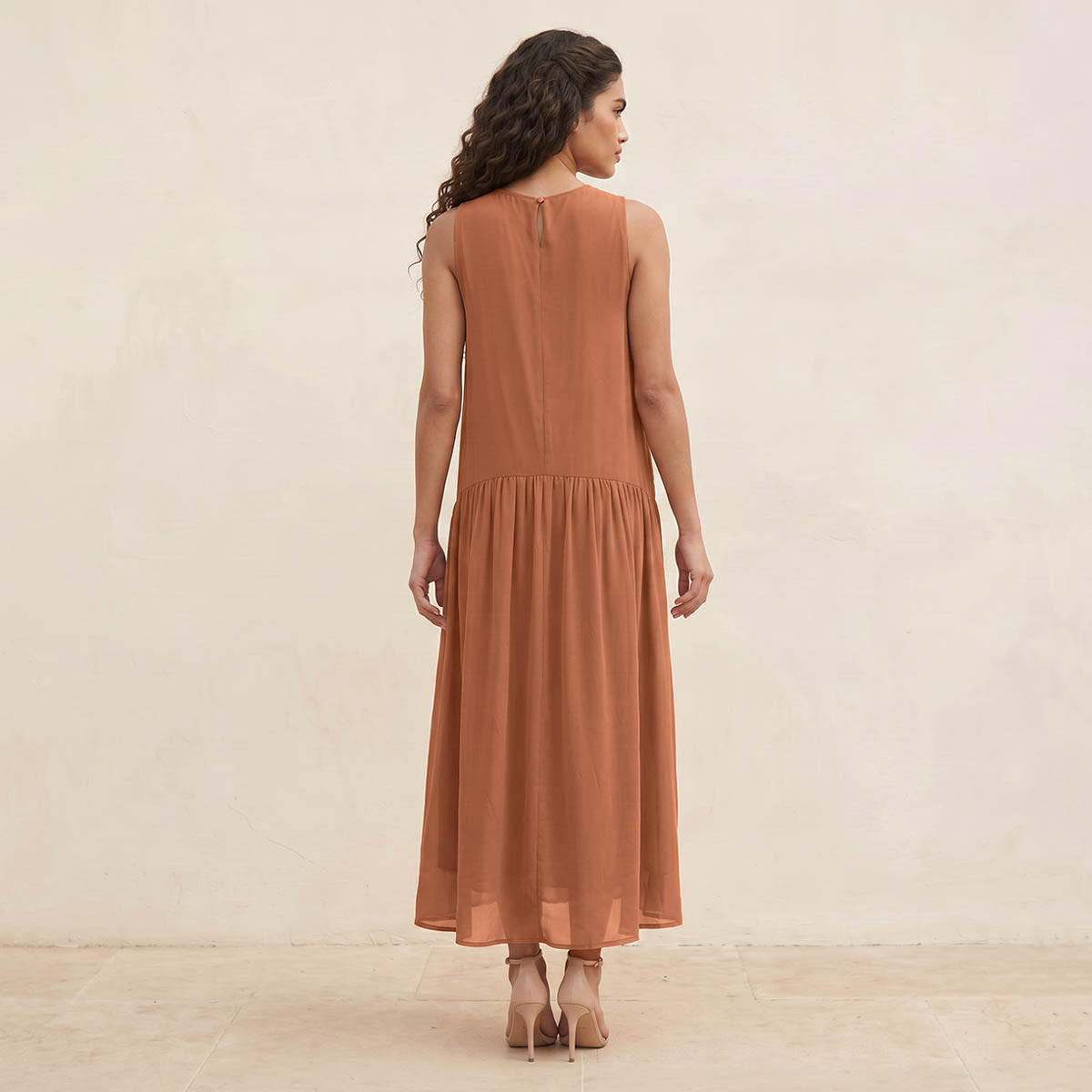 فستان ماكسي مطرز بدون أكمام لإطلالة راقية من آيكونيك-women-clothing-dresses-image-4