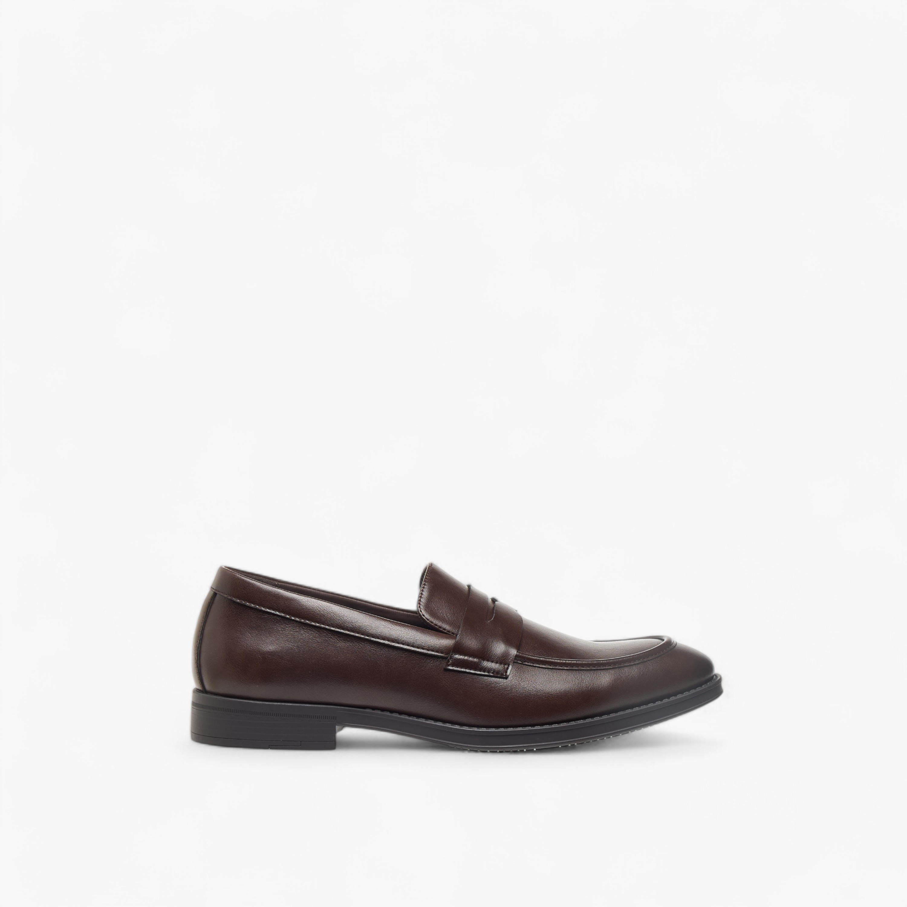 حذاء سادة سهل الارتداء بتفاصيل مفرغة من إل بي إل من شو إكسبرس-men-shoes-formalshoes-image-3